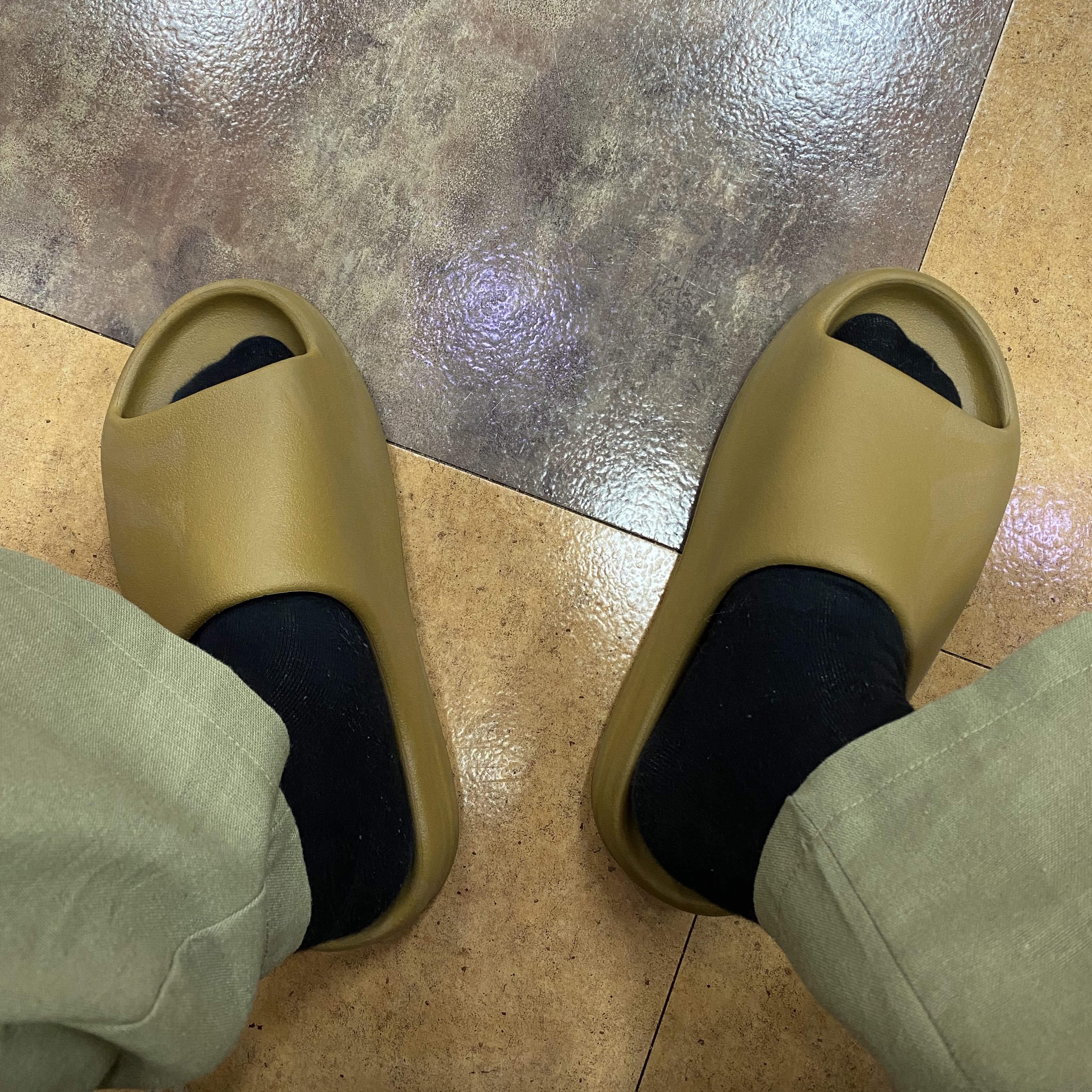 Adidas Yeezy Slide Ochre 착용 스타일