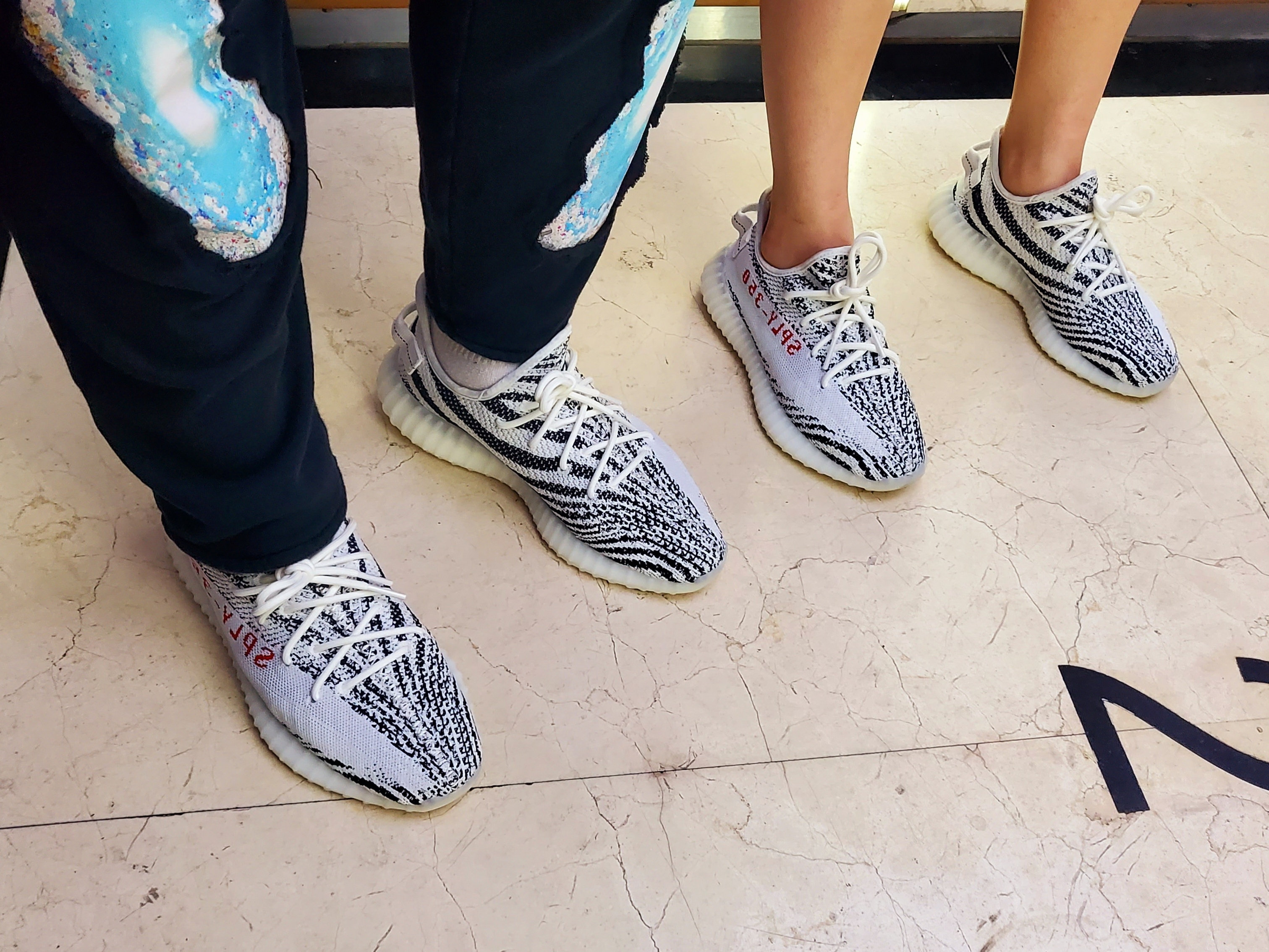 Adidas Yeezy Boost 350 V2 Zebra 2022/2023 착용 스타일 - 3