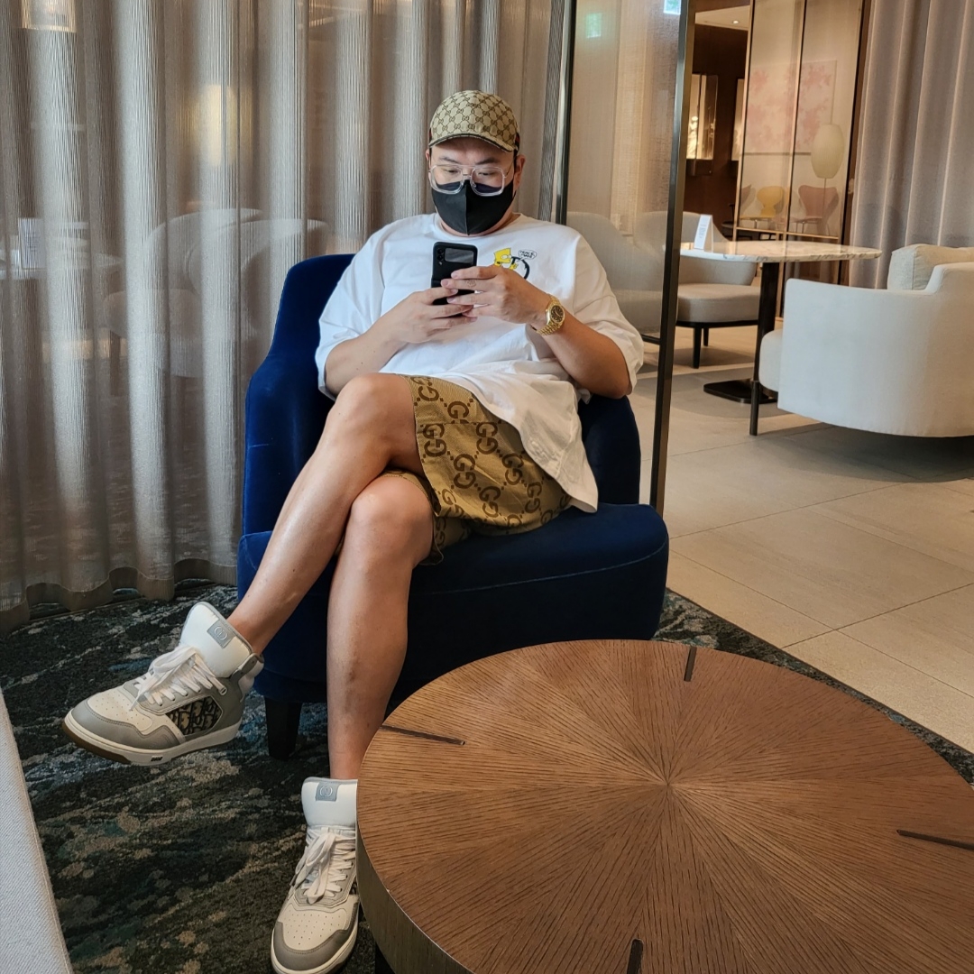 Dior B27 Mid-Top Sneakers Gray, Gucci Original GG Baseball Hat with Web Beige Ebony 착용 스타일