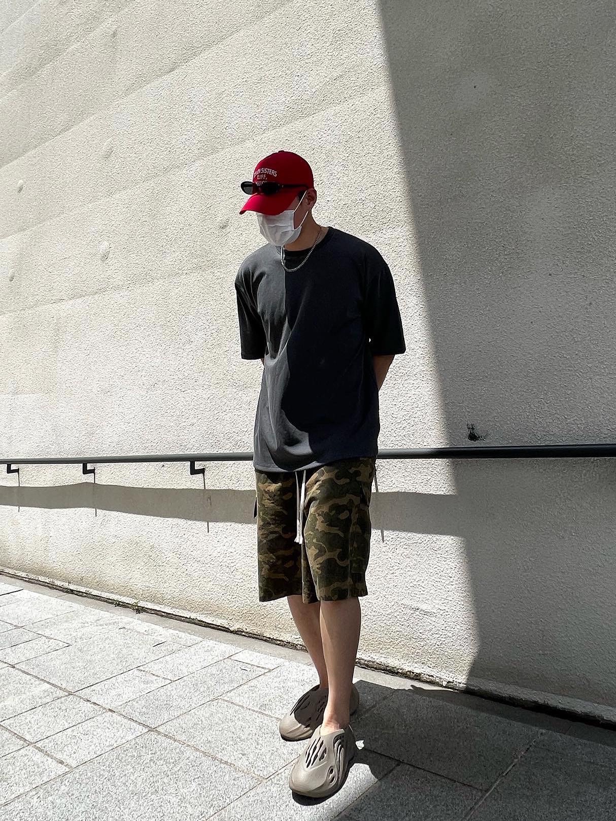 Adidas Yeezy Foam RNNR Stone Sage 착용 스타일 - 1