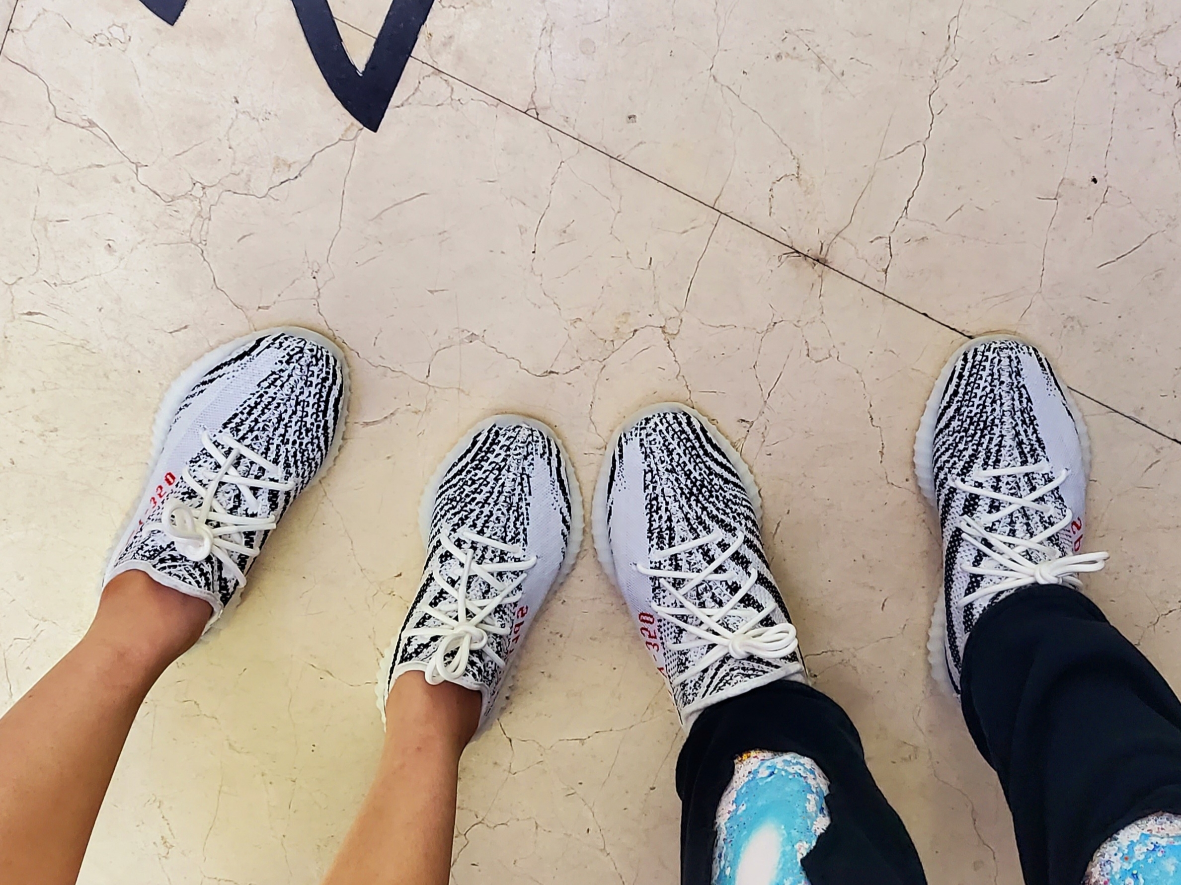 Adidas Yeezy Boost 350 V2 Zebra 2022/2023 착용 스타일 - 2