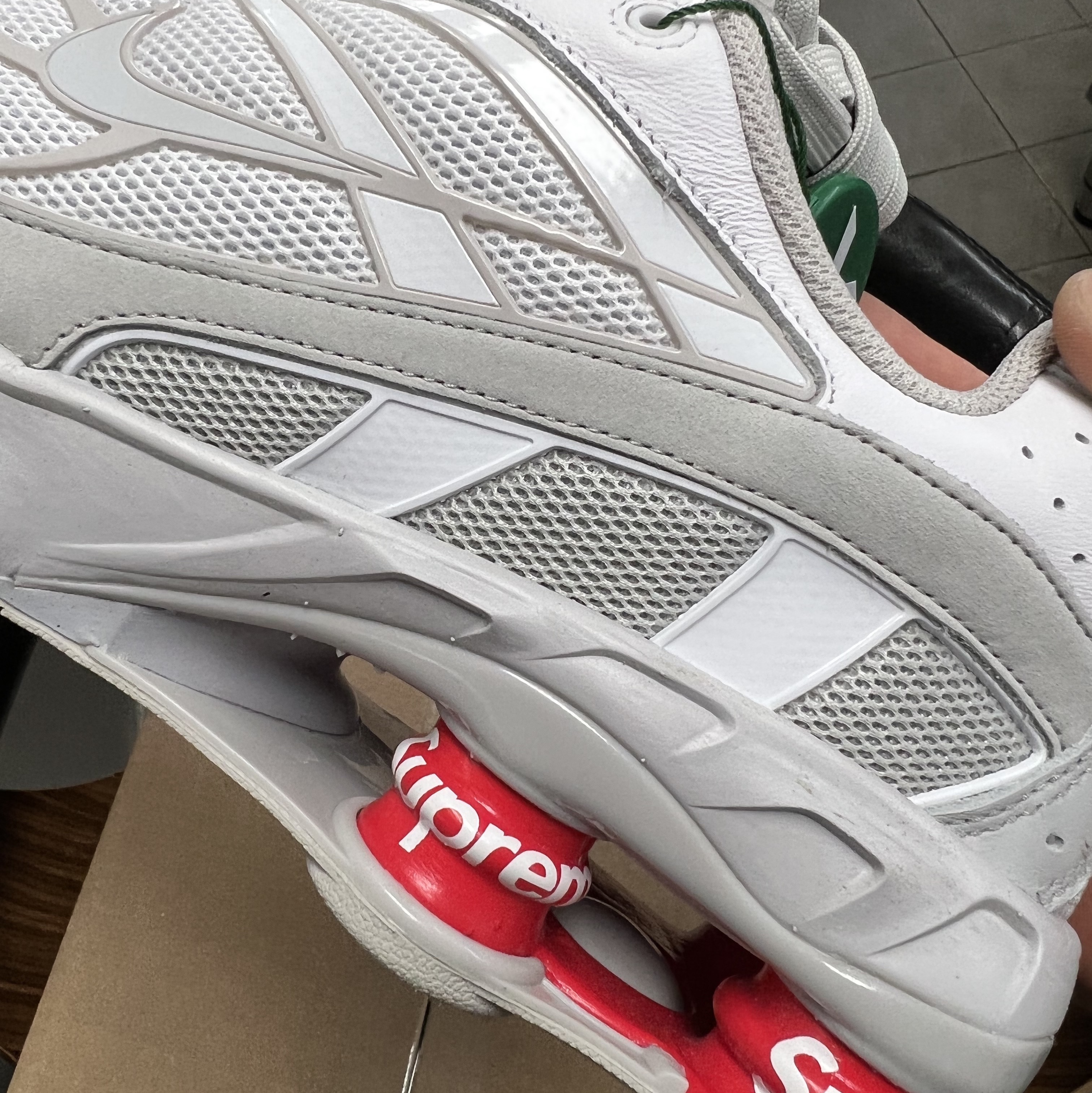 Nike x Supreme Shox Ride 2 SP White 착용 스타일 - 1