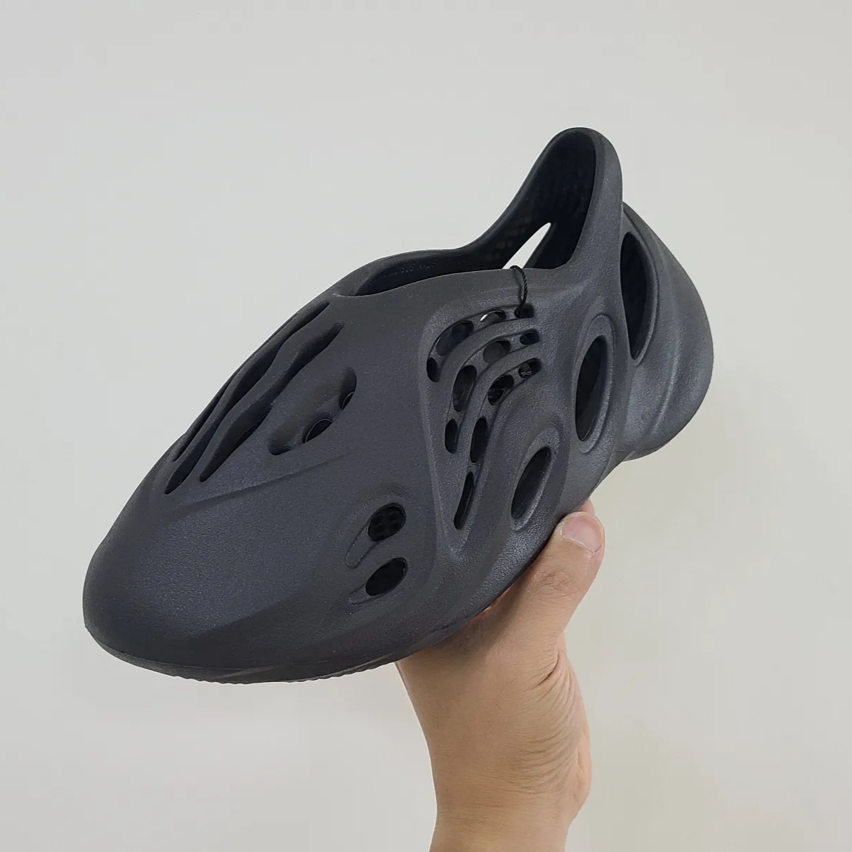 Adidas Yeezy Foam RNNR Onyx 착용 스타일 - 1