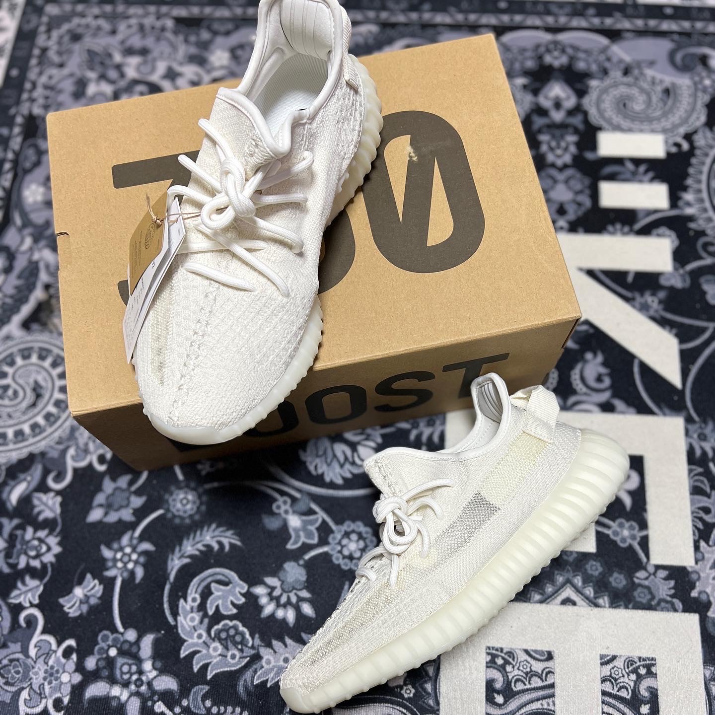 Adidas Yeezy Boost 350 V2 Bone 착용 스타일 - 1