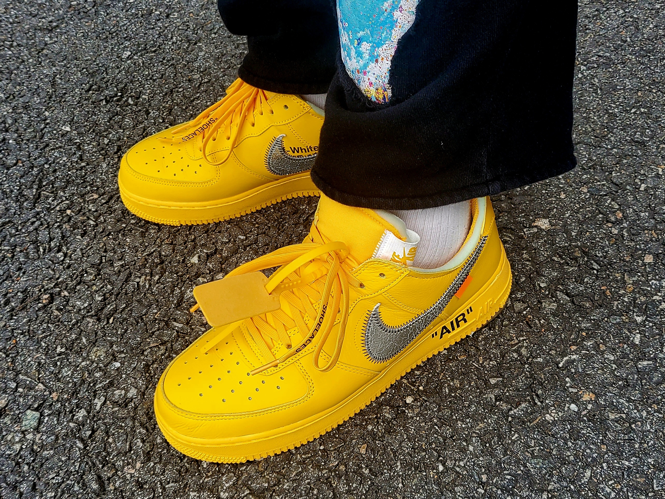 Nike x Off-White Air Force 1 '07 University Gold 착용 스타일 - 1