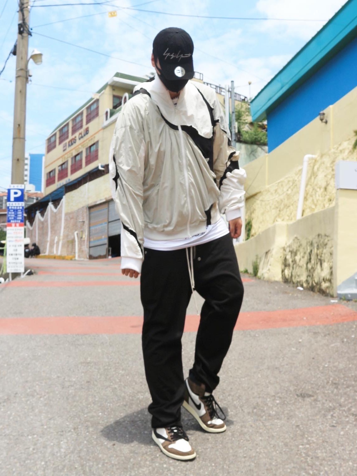 Jordan 1 x Travis Scott Retro High OG SP Mocha, Stussy x Takahiromiyashita The Soloist 40 WT T-Shirt 착용 스타일 - 2