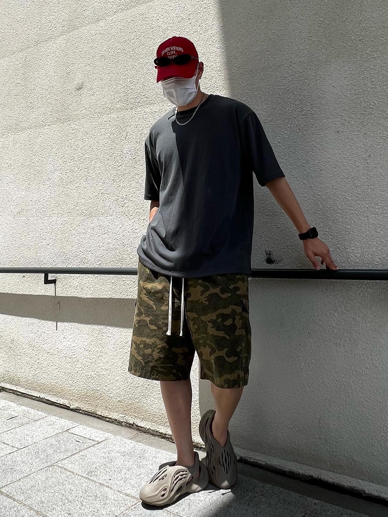 Adidas Yeezy Foam RNNR Stone Sage 착용 스타일 - 2