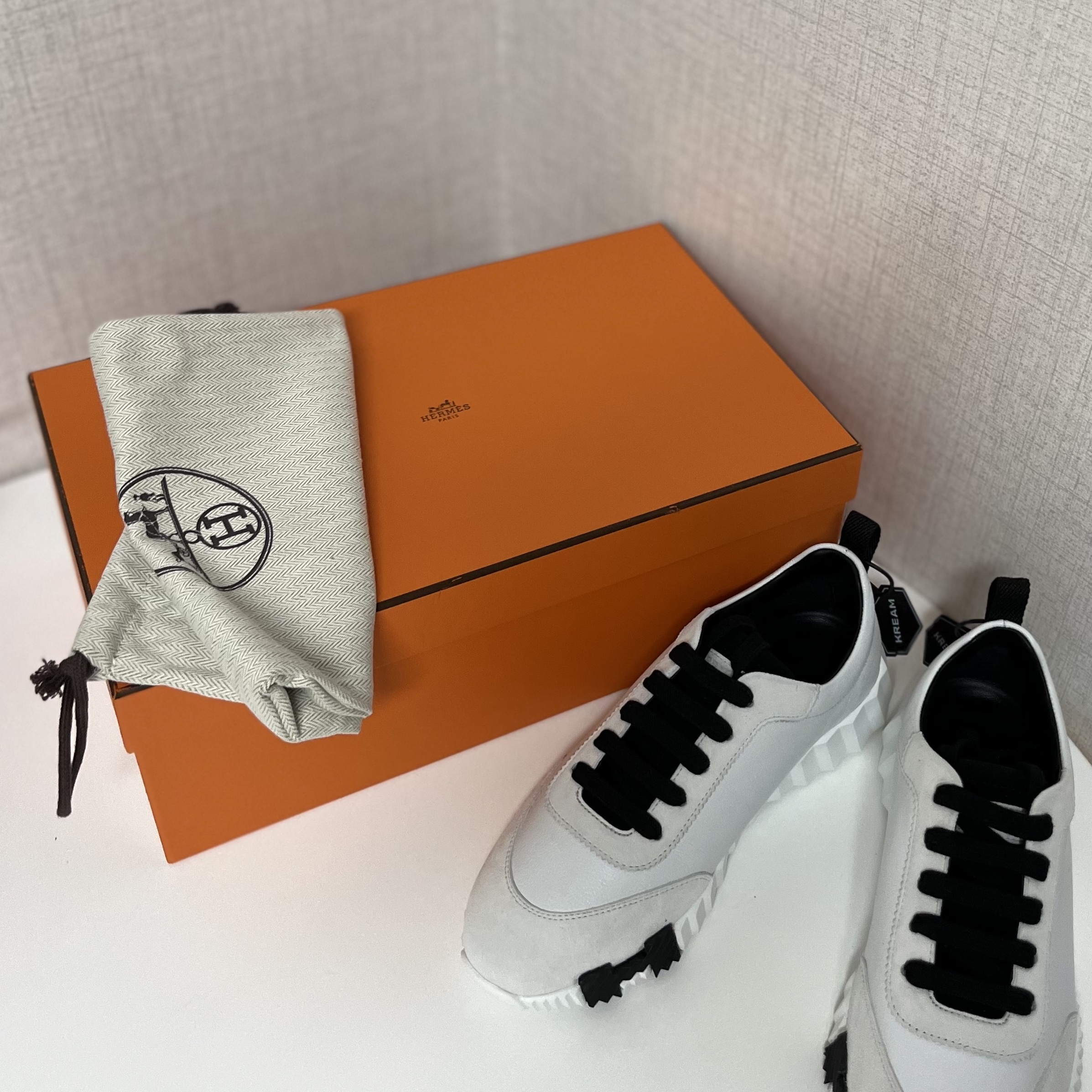 (W) Hermes Bouncing Sneakers Sport Suede Goatskin & Blanc Noir 착용 스타일