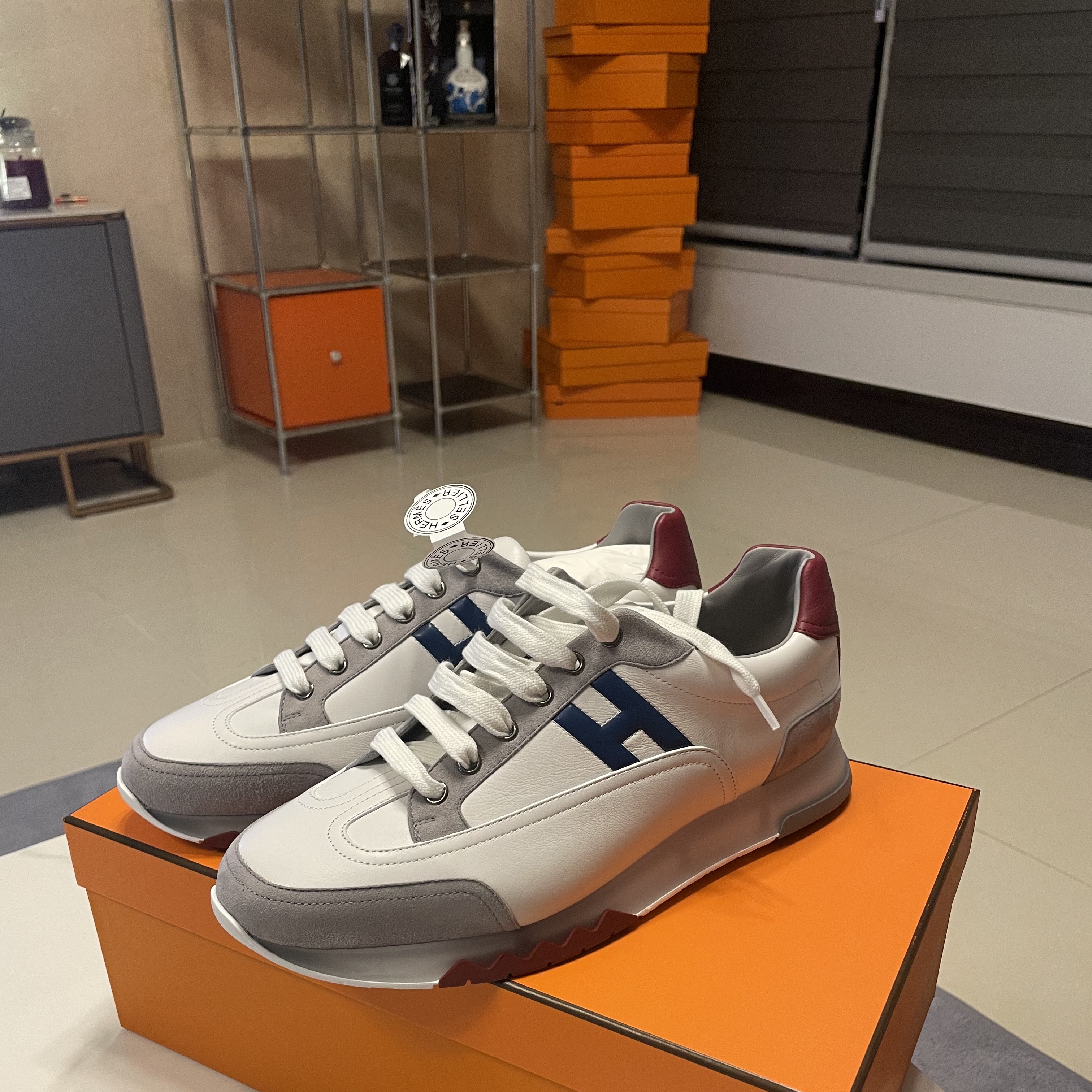 Hermes Trail Sneakers Calfskin & Multicolore Blanc 착용 스타일