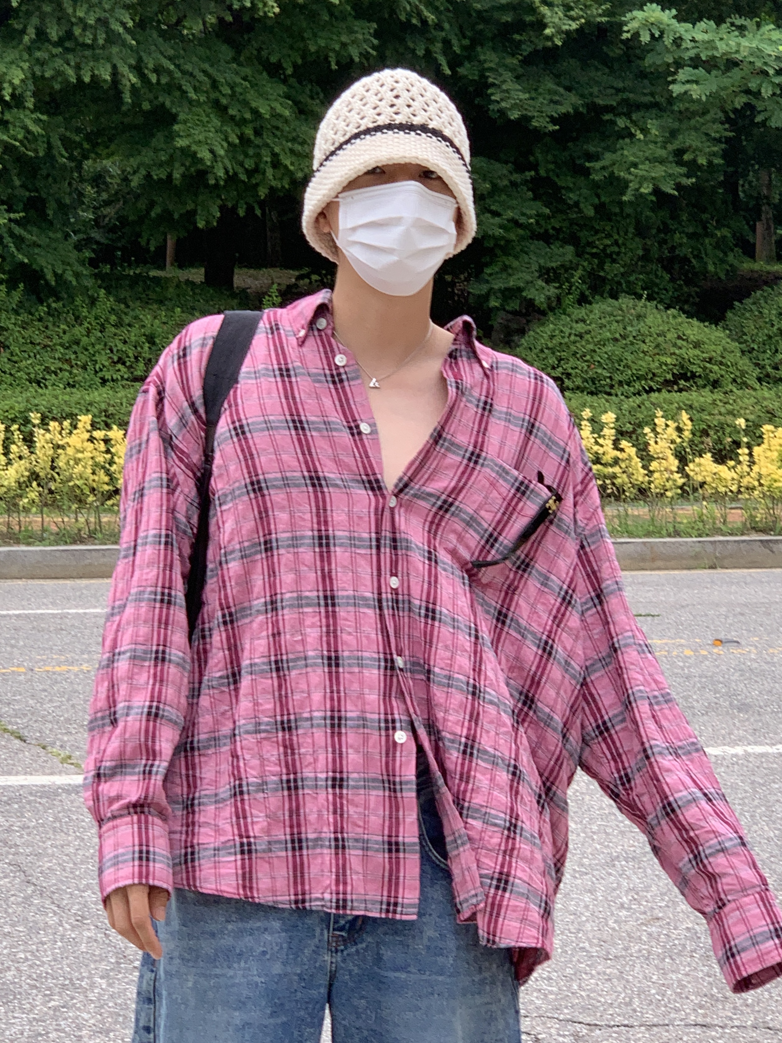 Our Legacy Borrowed BD Shirt Cerise Memory Check, Our Legacy Slim Backpack Black Dense Liquid Nylon 착용 스타일 - 2