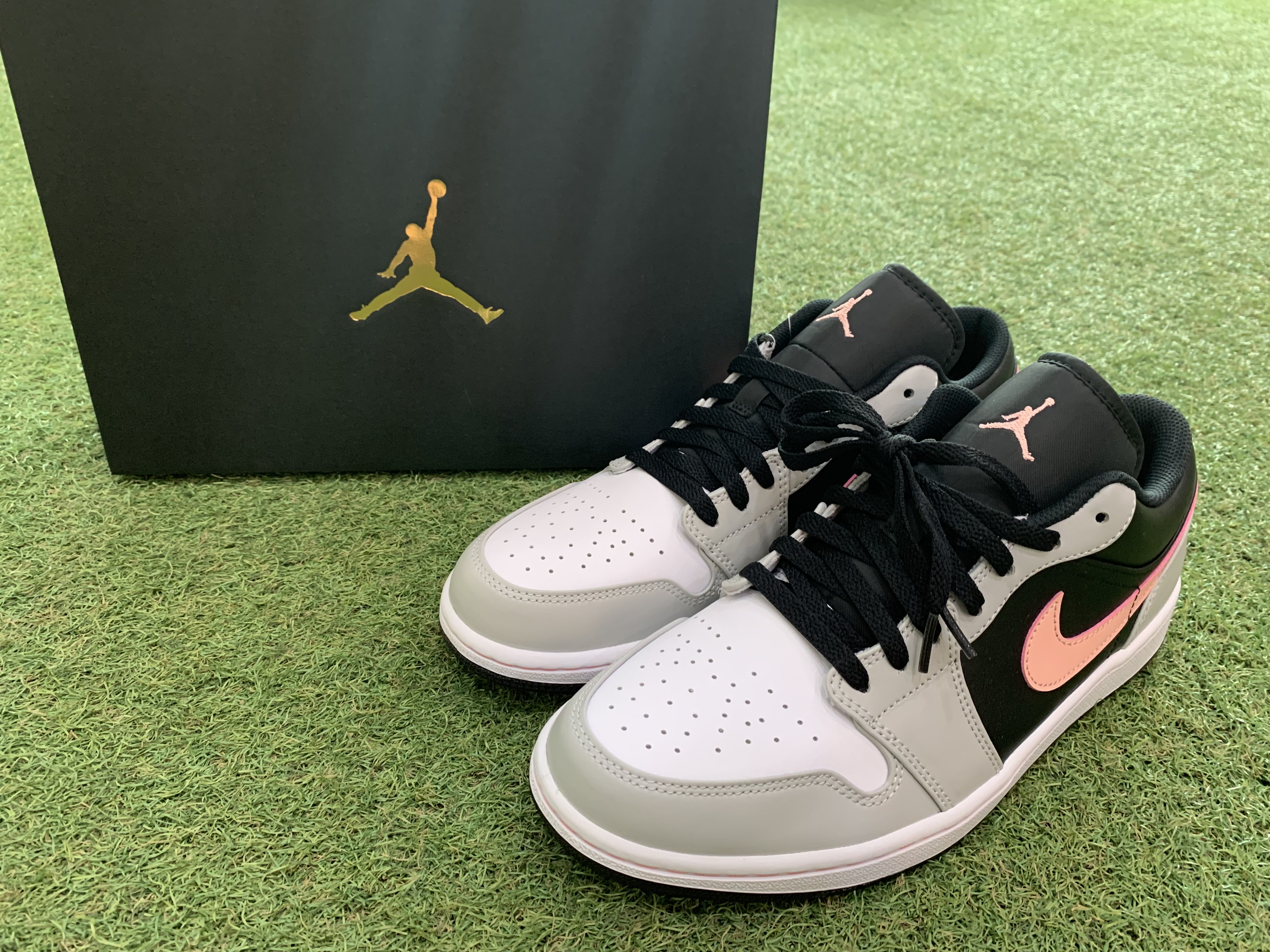 Jordan 1 Low Grey Fog Black Bleached Coral 착용 스타일 - 1