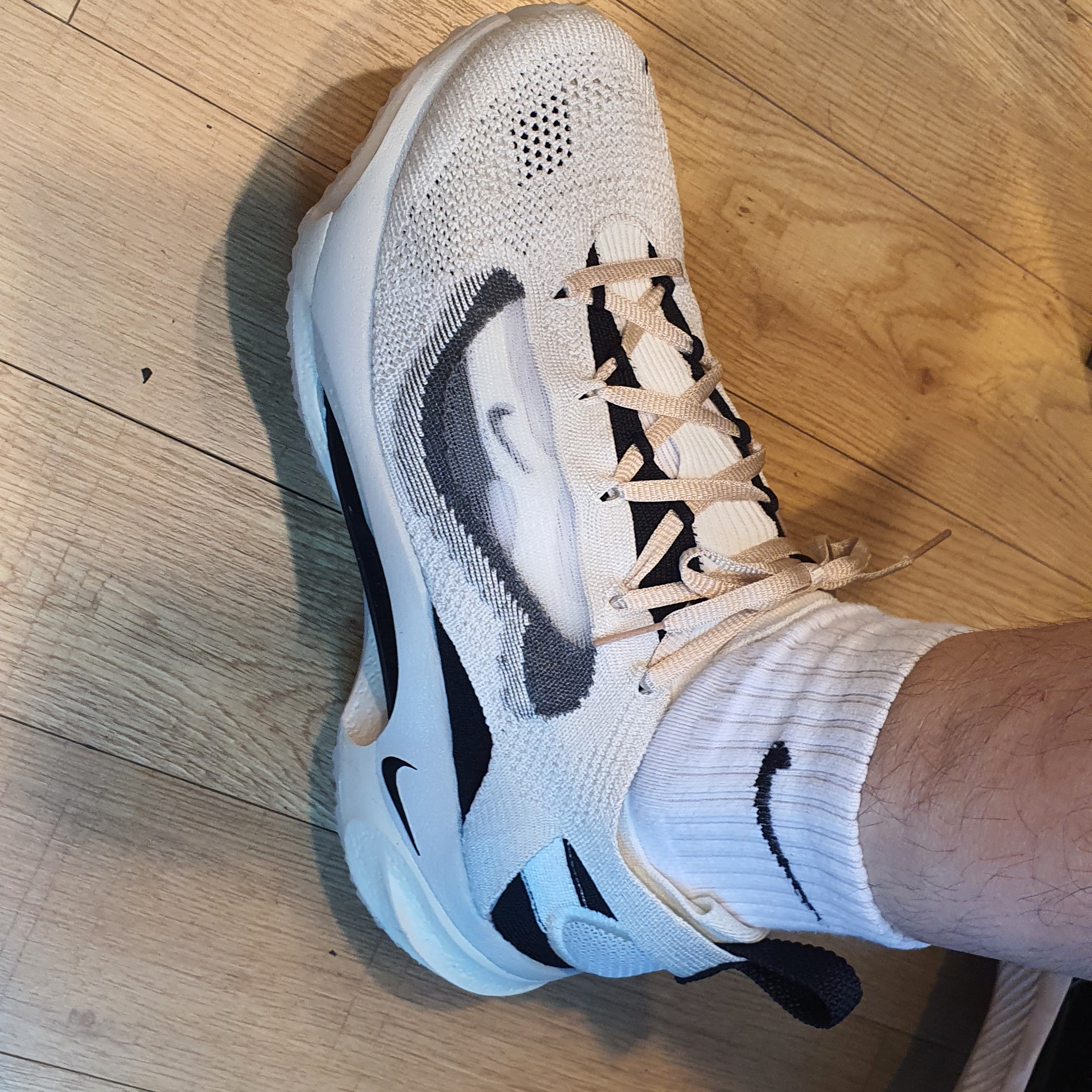 Nike Spark Flyknit Platinum Tint and Coconut Milk 착용 스타일 - 1