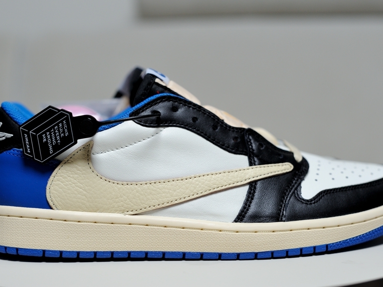 Jordan 1 x Travis Scott x Fragment Retro Low OG SP Military Blue, Jordan 1 x Trophy Room Retro High OG SP Chicago 착용 스타일 - 1