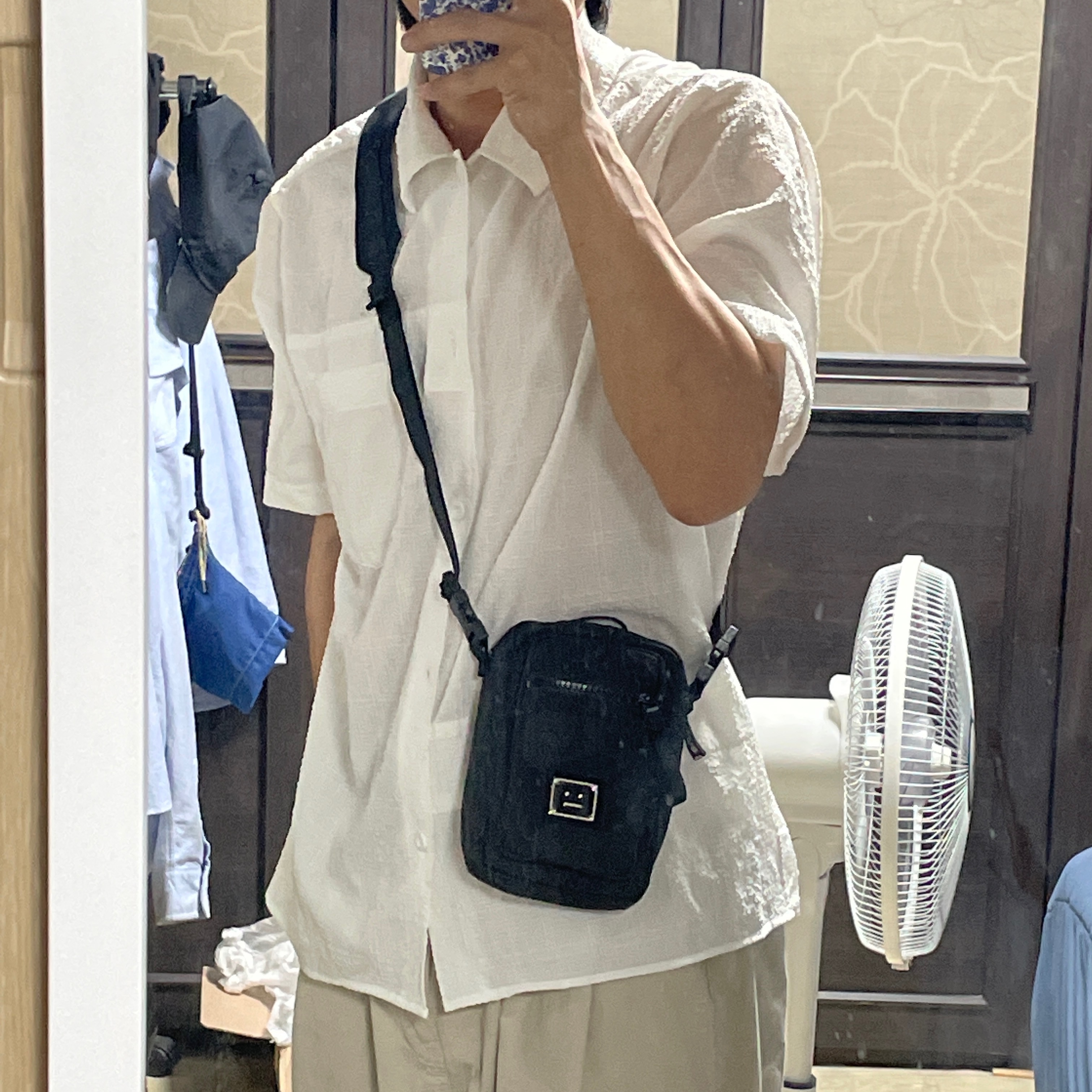 Acne Studios Arvel Crossbody Face Bag Black 착용 스타일