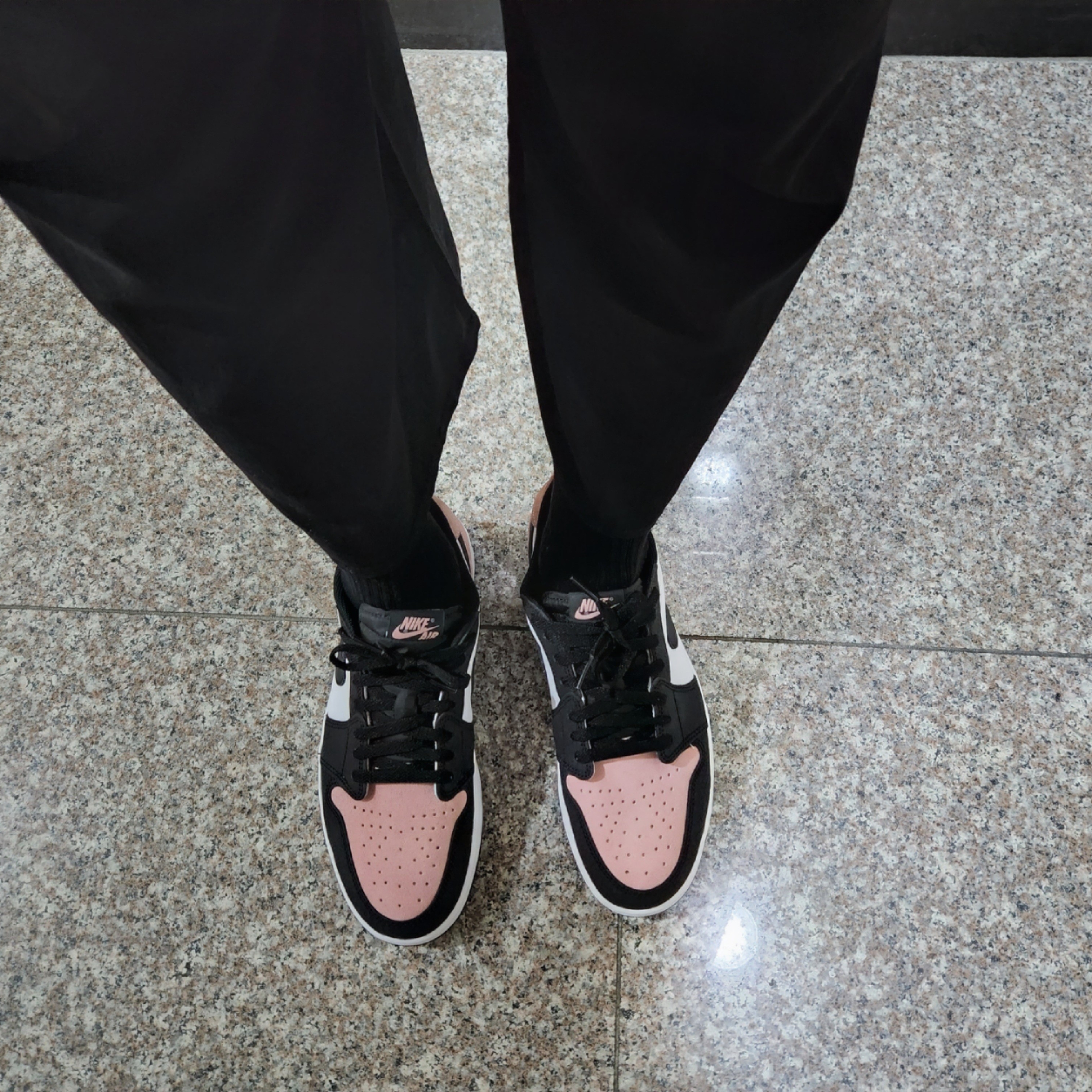 Jordan 1 Retro Low OG Bleached Coral 착용 스타일 - 1