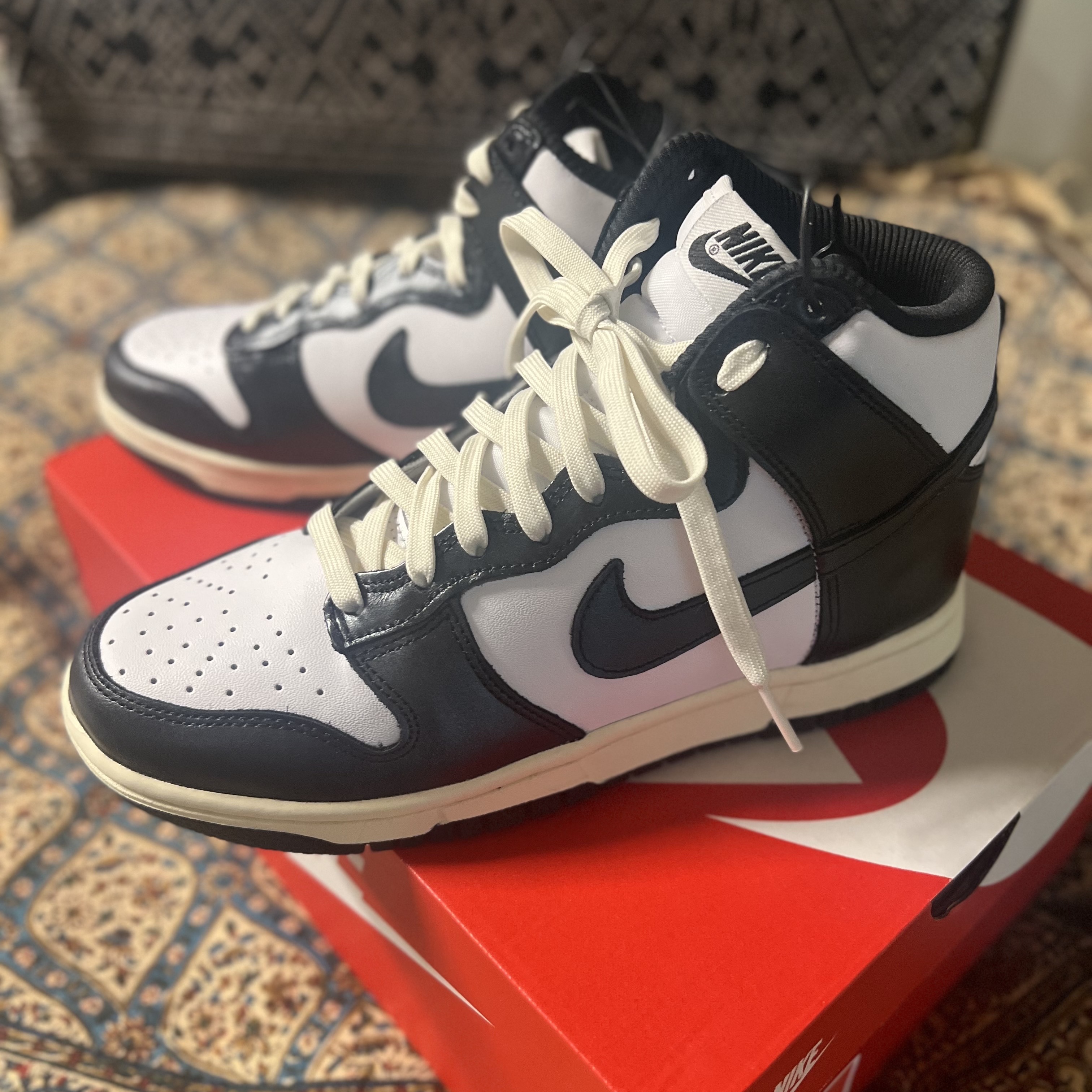 (W) Nike Dunk High Vintage Black 착용 스타일 - 1