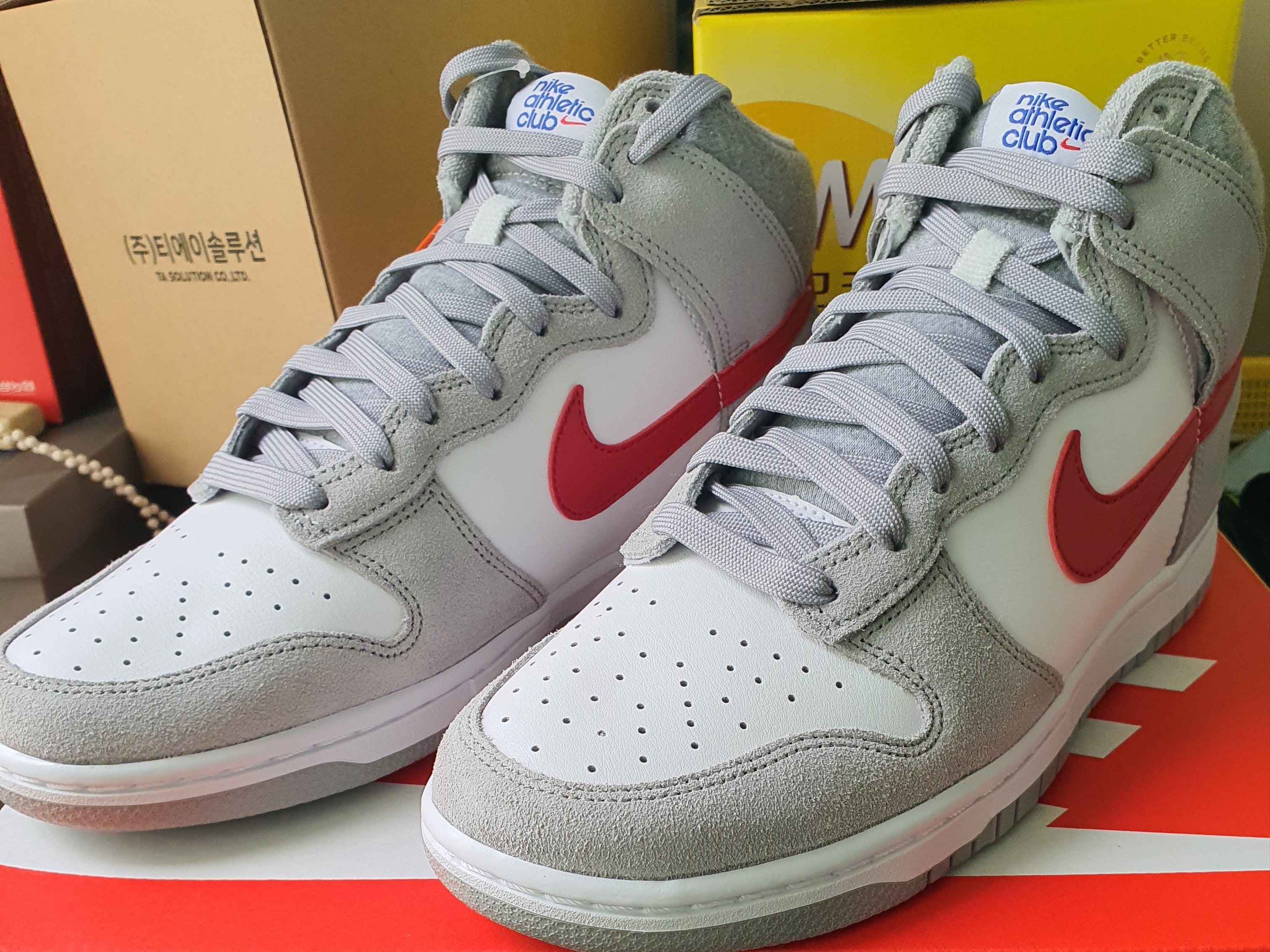 Nike Dunk High Retro SE Athletic Club Light Smoke Grey Gym Red 착용 스타일 - 1