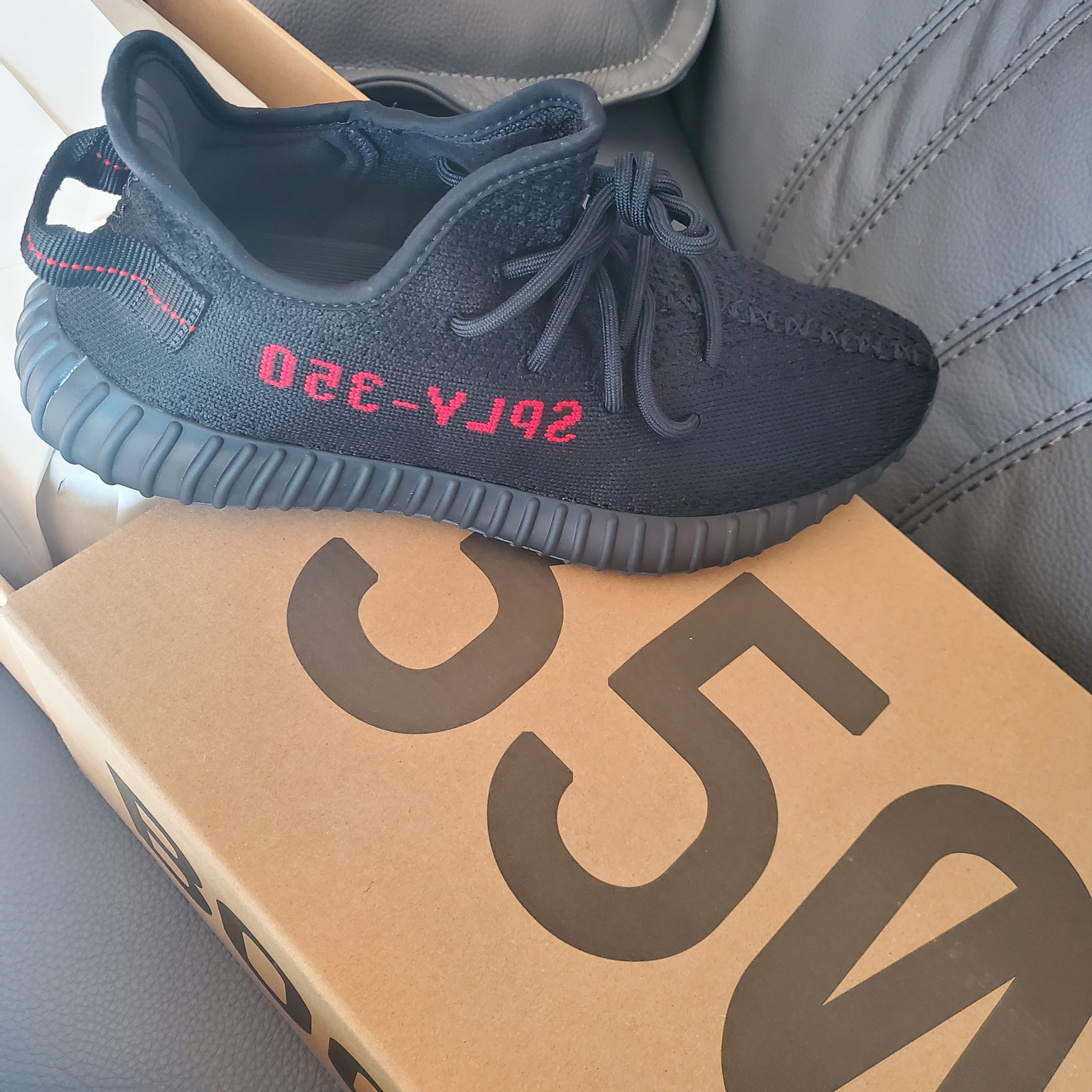 Adidas Yeezy Boost 350 V2 Black Red 2020 착용 스타일