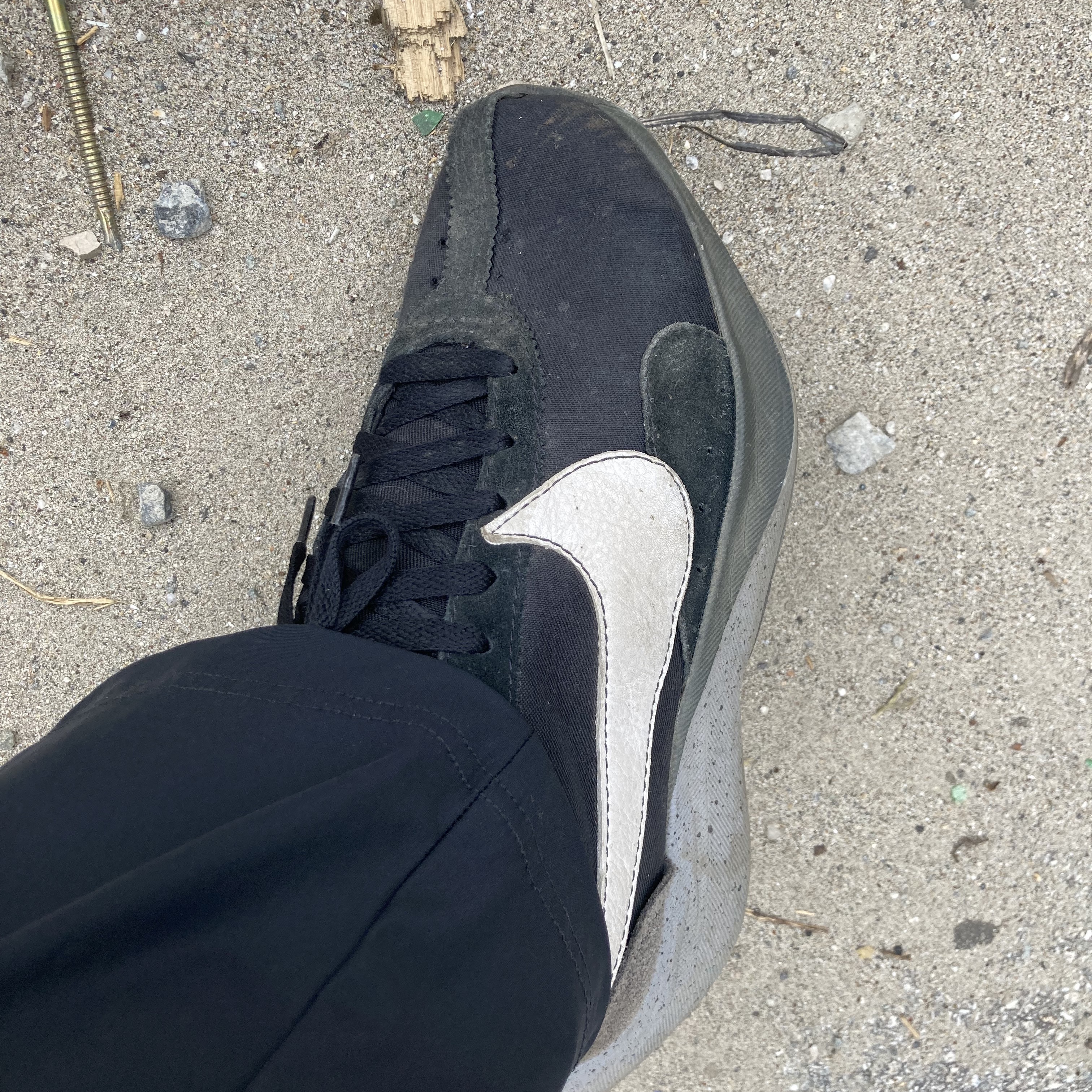 Nike Moon Racer Black Wolf Grey 착용 스타일 - 2