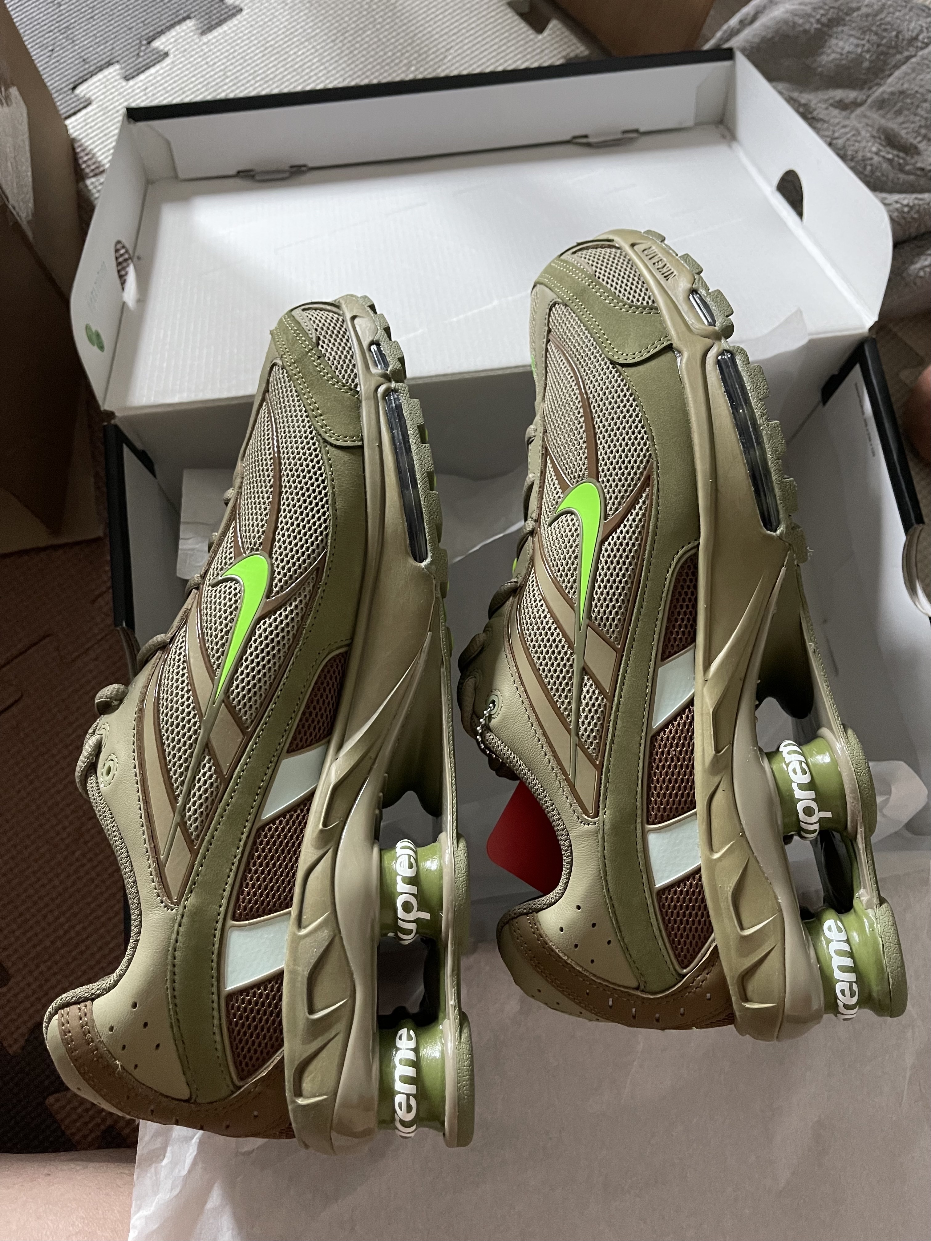 Nike x Supreme Shox Ride 2 SP Neutral Olive 착용 스타일 - 2