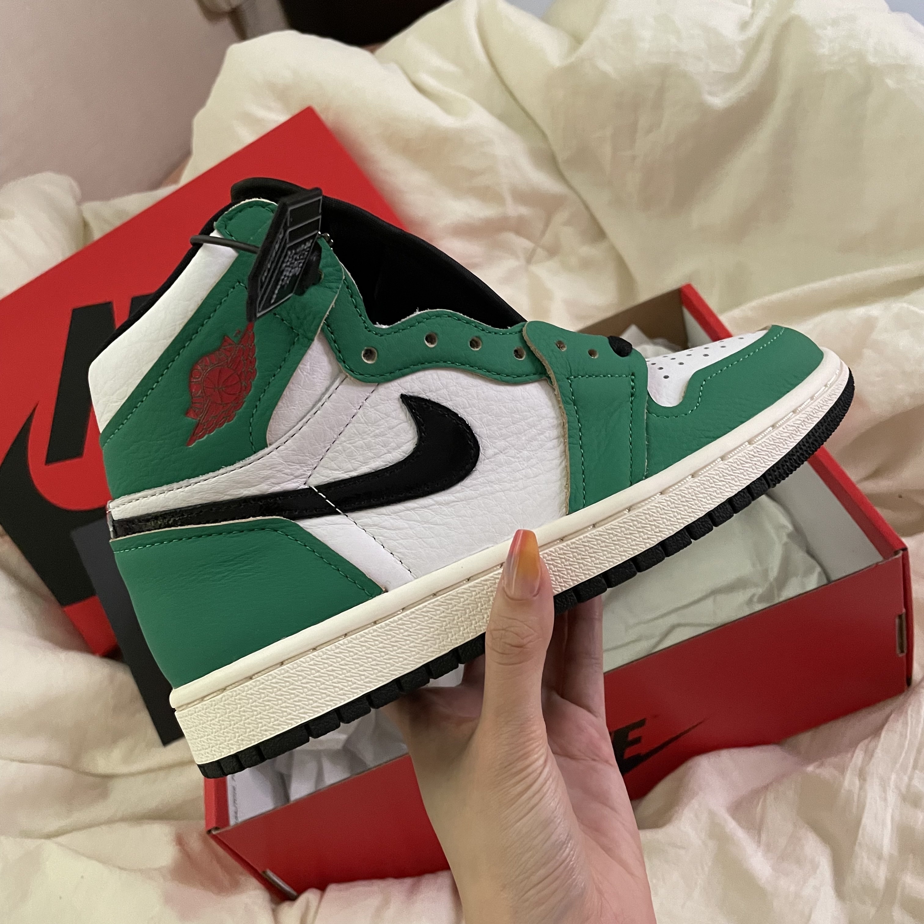 (W) Jordan 1 Retro High OG Lucky Green 착용 스타일 - 1
