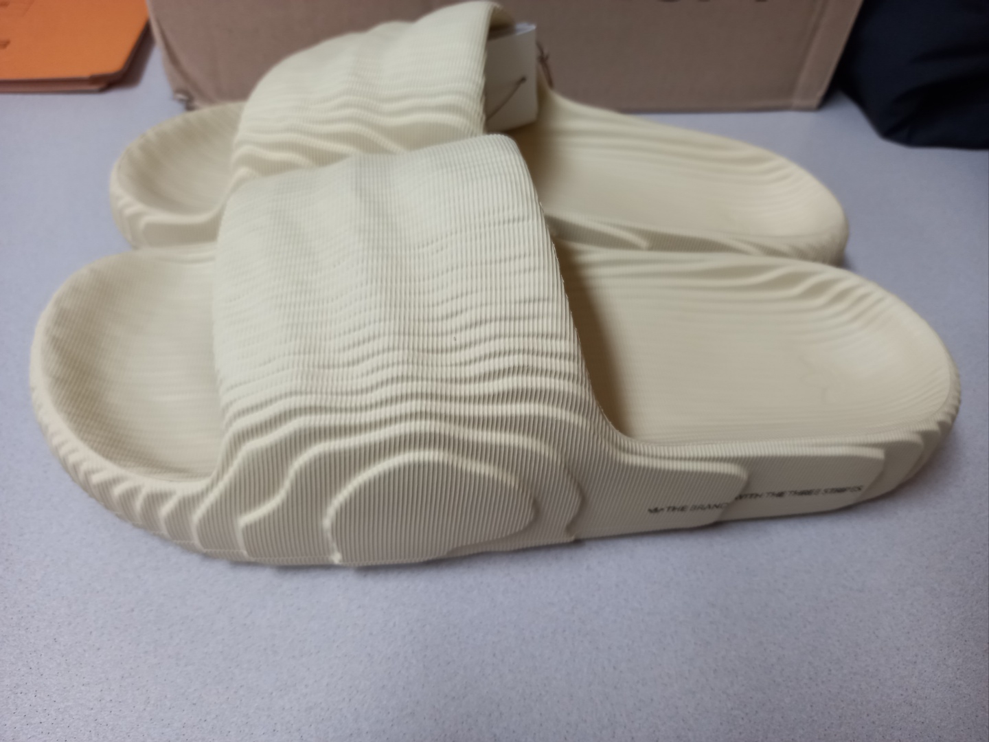Adidas Adilette 22 Desert Sand, Jordan 4 Retro Bred 2019 착용 스타일 - 1
