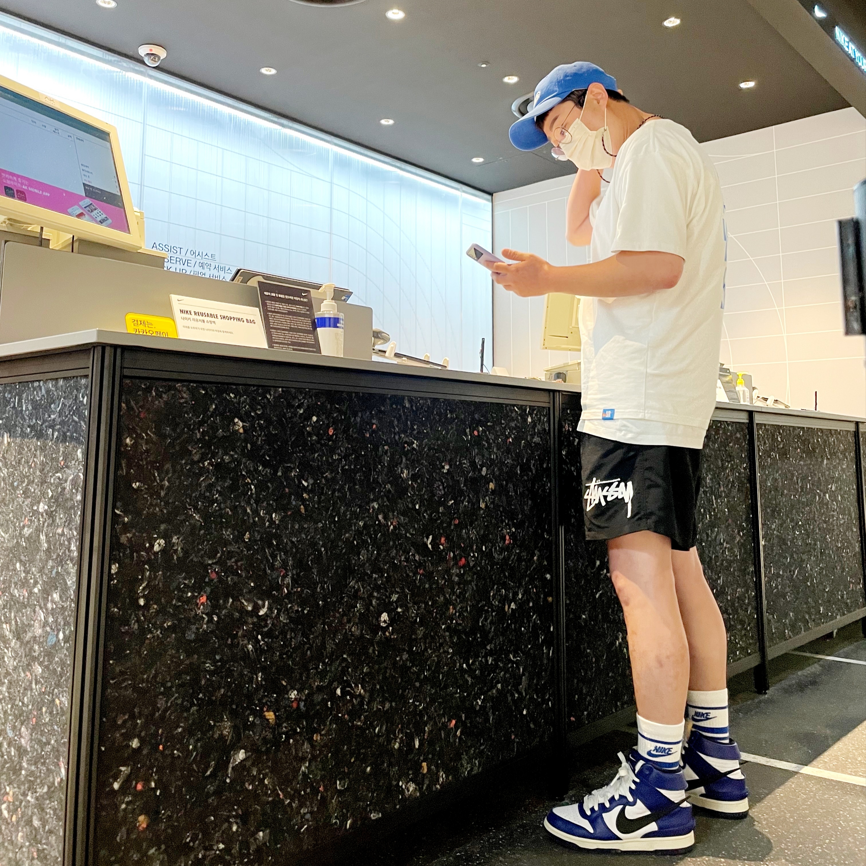 Stussy Big Stock Water Shorts Black, Nike x Ambush Dunk High Deep Royal Blue 착용 스타일 - 3