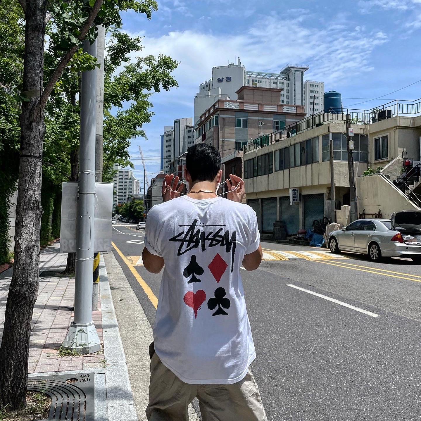 Adidas Yeezy Foam RNNR Stone Sage, Stussy Full Deck 2 T-Shirt White 착용 스타일 - 2