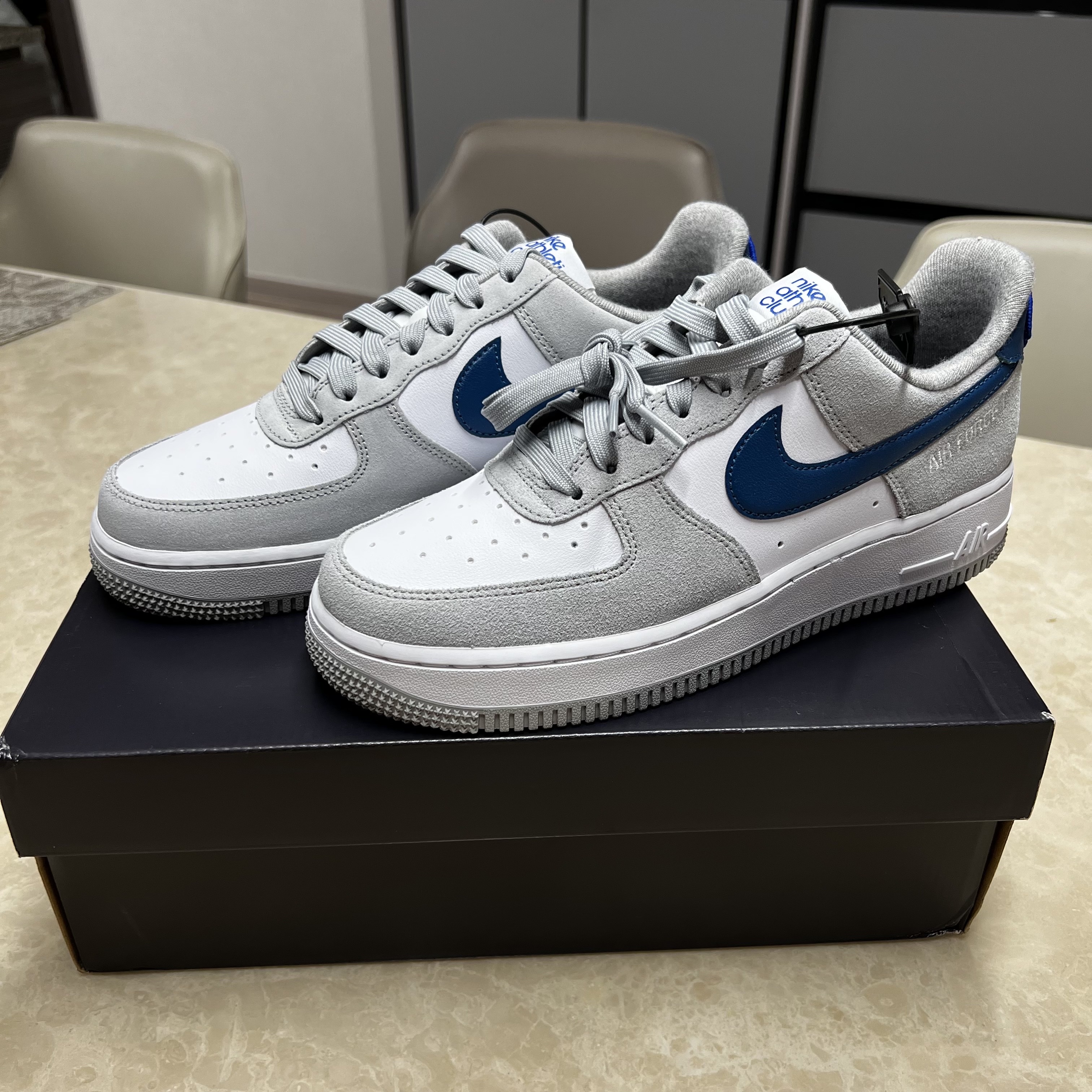 Nike Air Force 1 '07 LV8 Athletic Club Light Smoke Grey Marina 착용 스타일