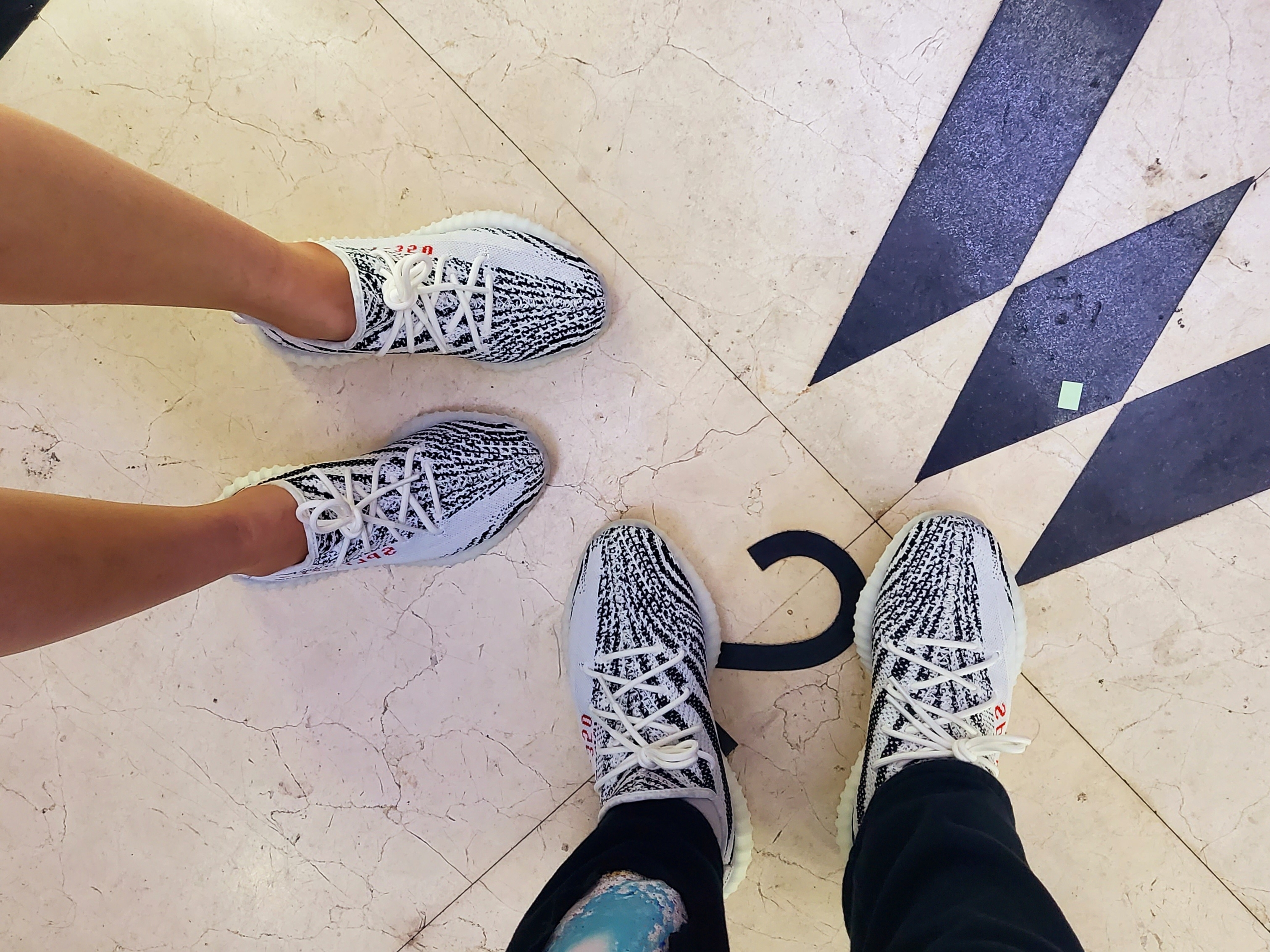 Adidas Yeezy Boost 350 V2 Zebra 2022/2023 착용 스타일 - 1