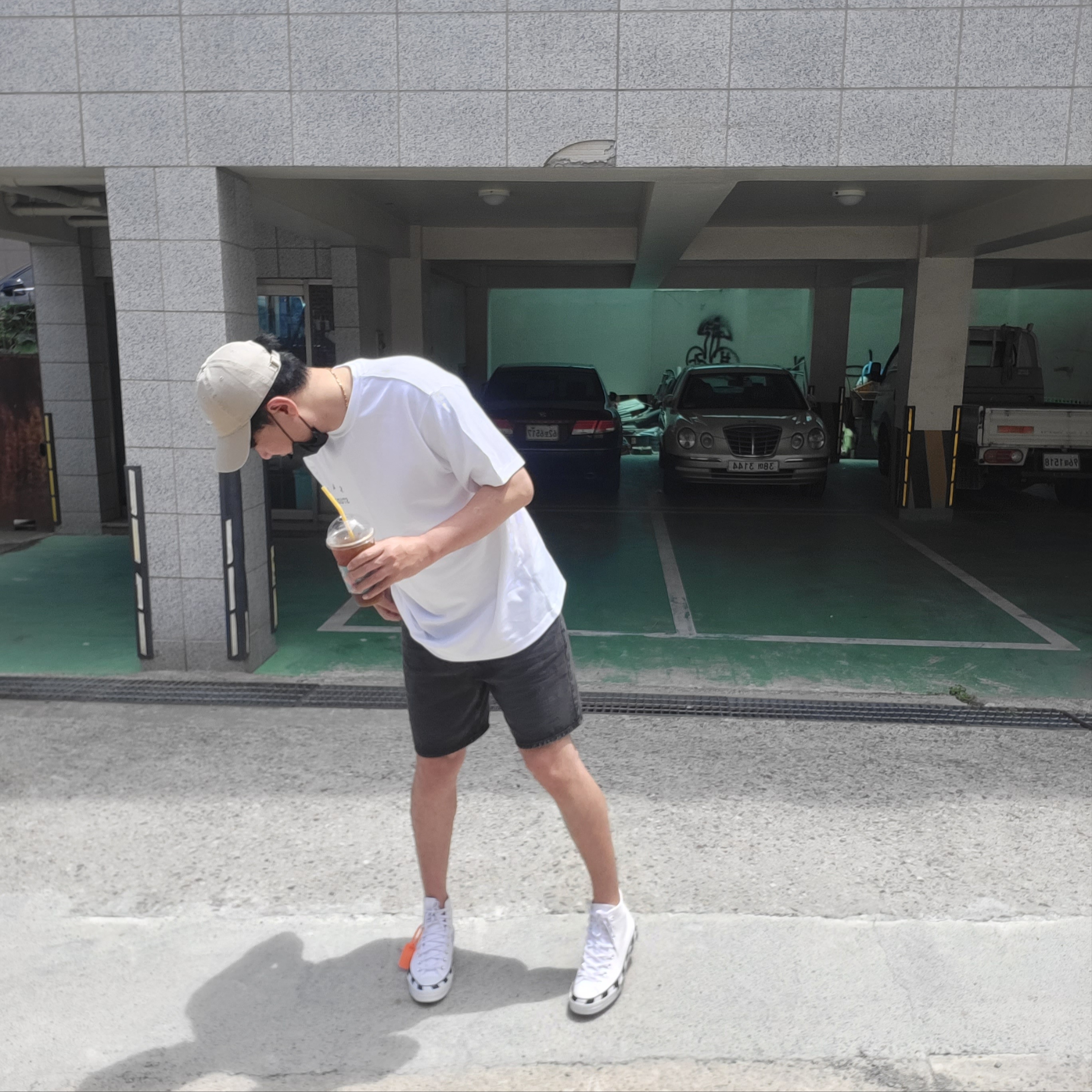 Converse x Off-White Chuck 70 High V2 2021, IAB Studio T-Shirt White Light Green 착용 스타일 - 1