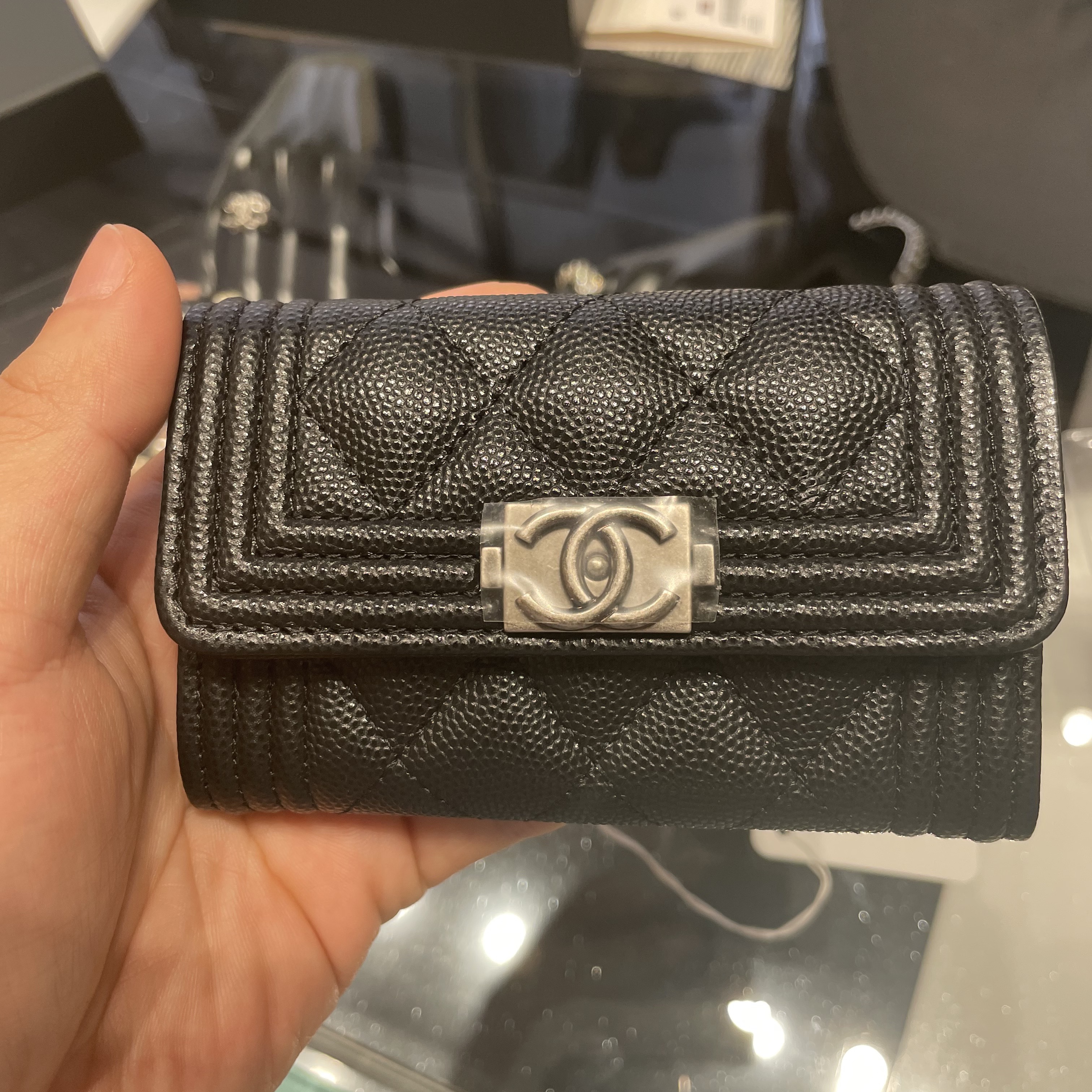 Chanel Boy Chanel Flap Card Holder Grained Calfskin & Ruthenium Black 착용 스타일