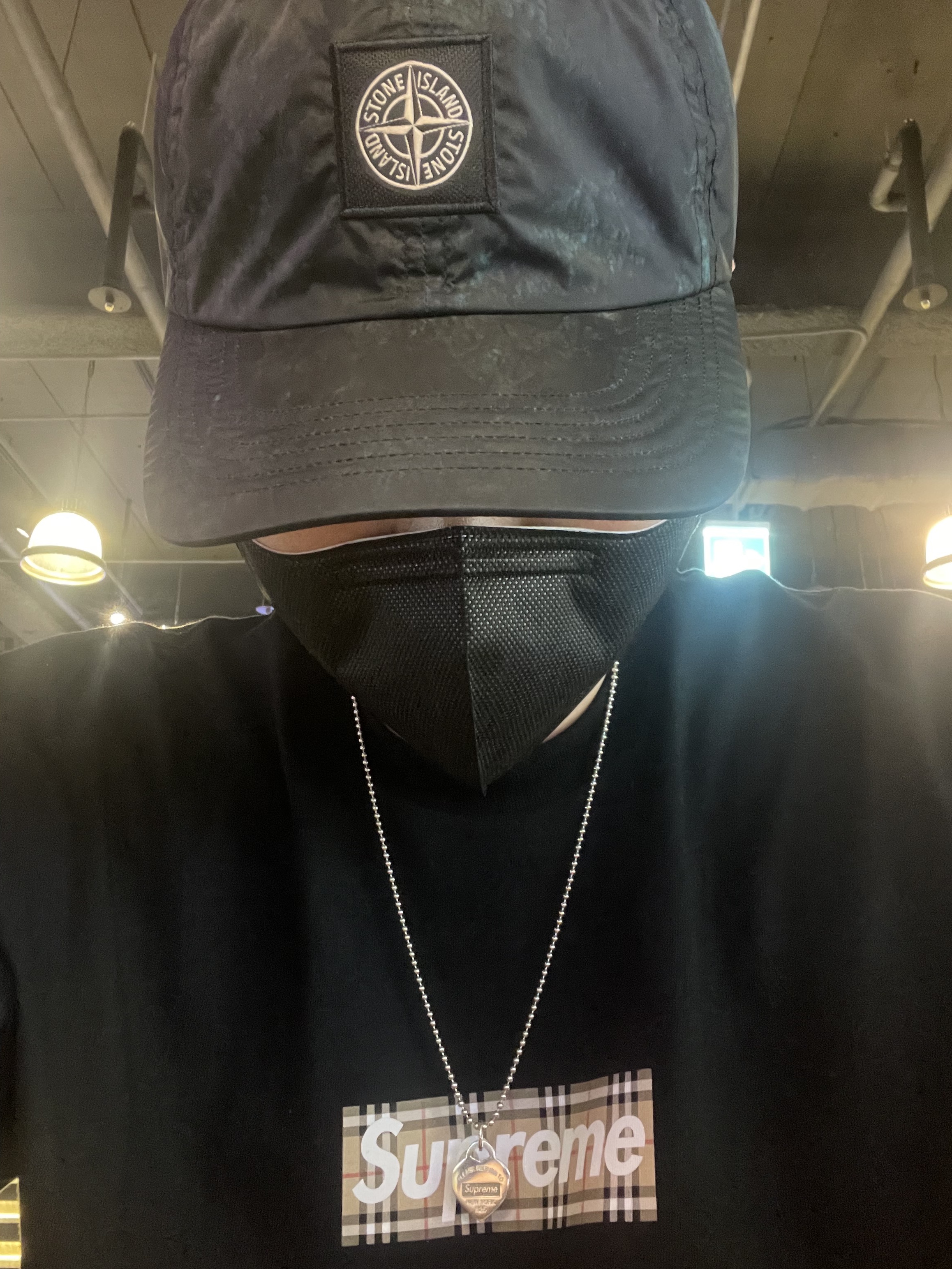 Supreme x Stone Island Painted Camo Nylon 6-Panel Dark Teal - 20FW, Supreme x Burberry Box Logo T-Shirt Black - 22SS 착용 스타일 - 1
