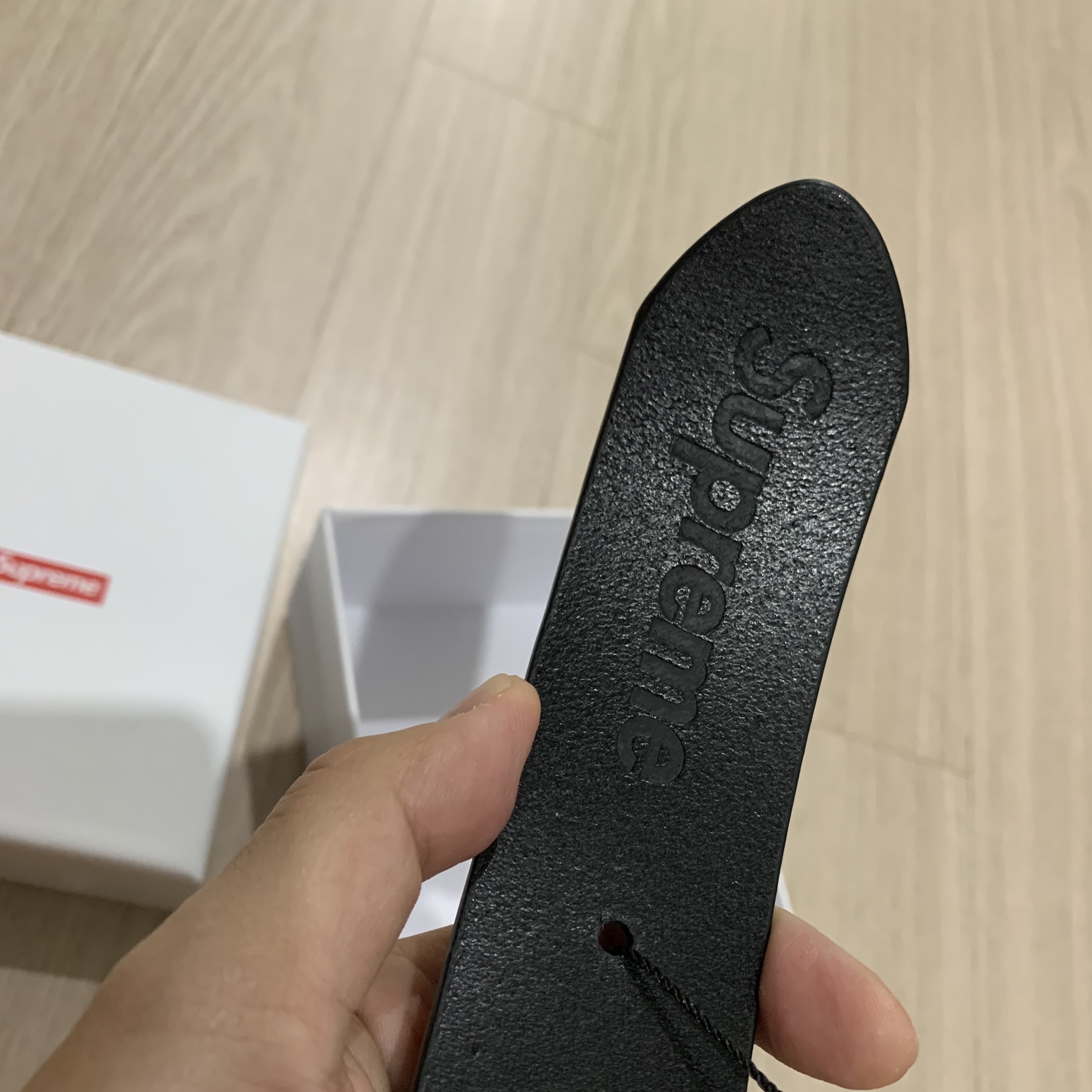 Supreme Repeat Leather Belt Black - 22SS 착용 스타일 - 2