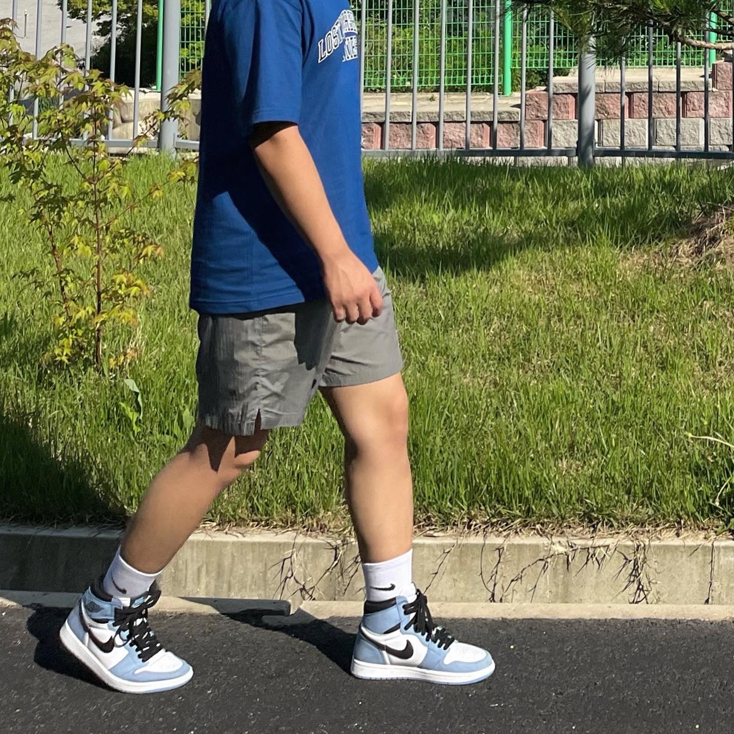 Jordan 1 Retro High OG University Blue, IAB Studio Woven Shorts Gray 착용 스타일 - 1