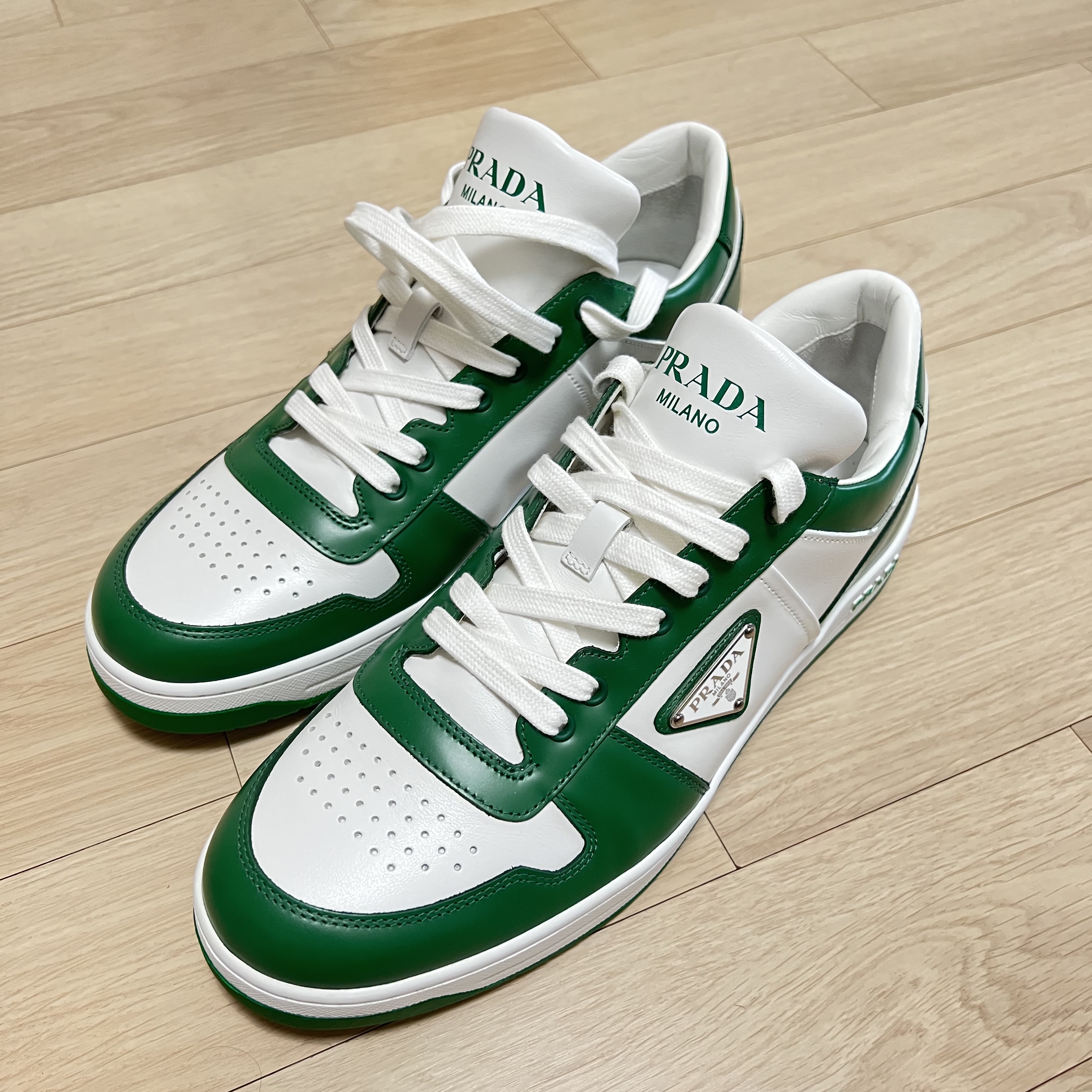 Prada Downtown Leather Sneakers White Mango 착용 스타일 - 4