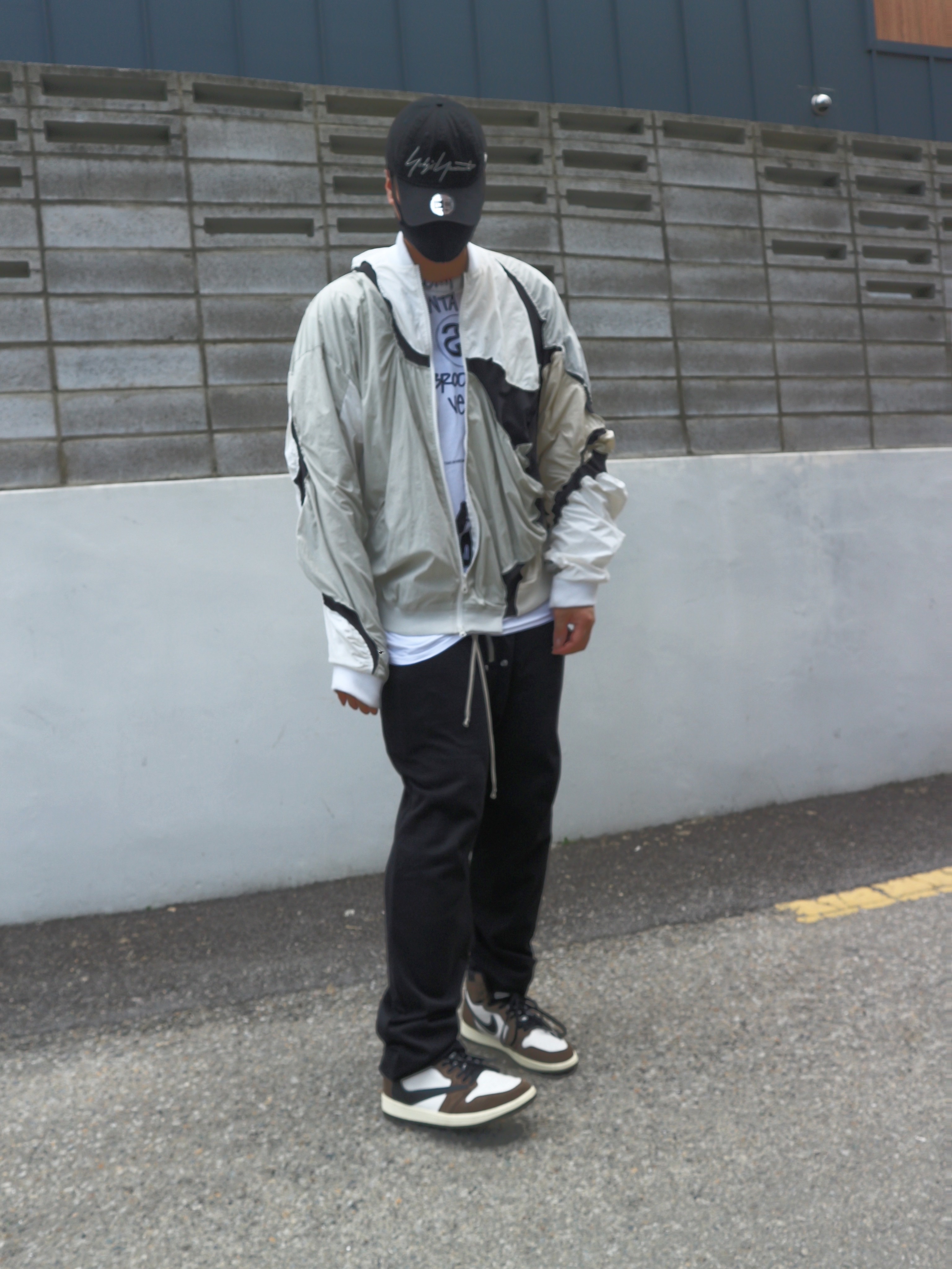 Jordan 1 x Travis Scott Retro High OG SP Mocha, Stussy x Takahiromiyashita The Soloist 40 WT T-Shirt 착용 스타일 - 1