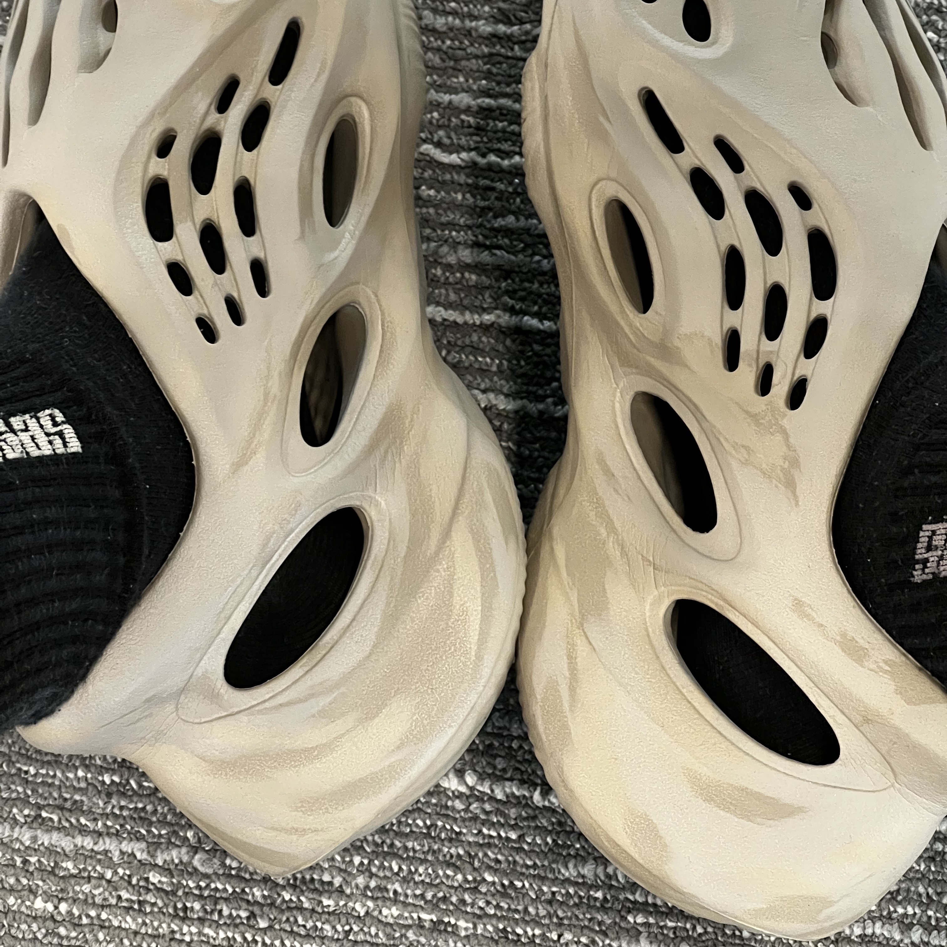 Adidas Yeezy Foam RNNR Stone Sage 착용 스타일