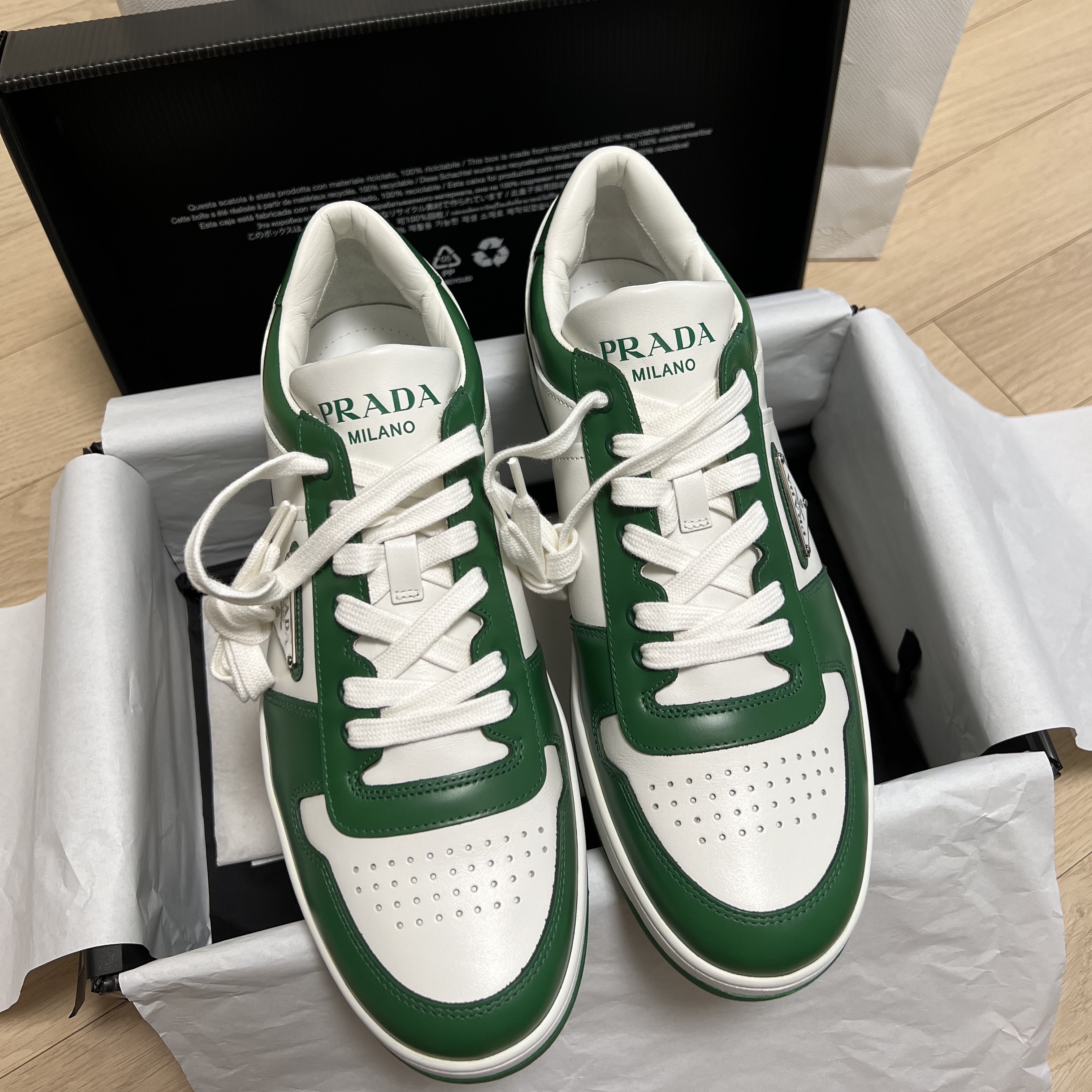 Prada Downtown Leather Sneakers White Mango 착용 스타일 - 3