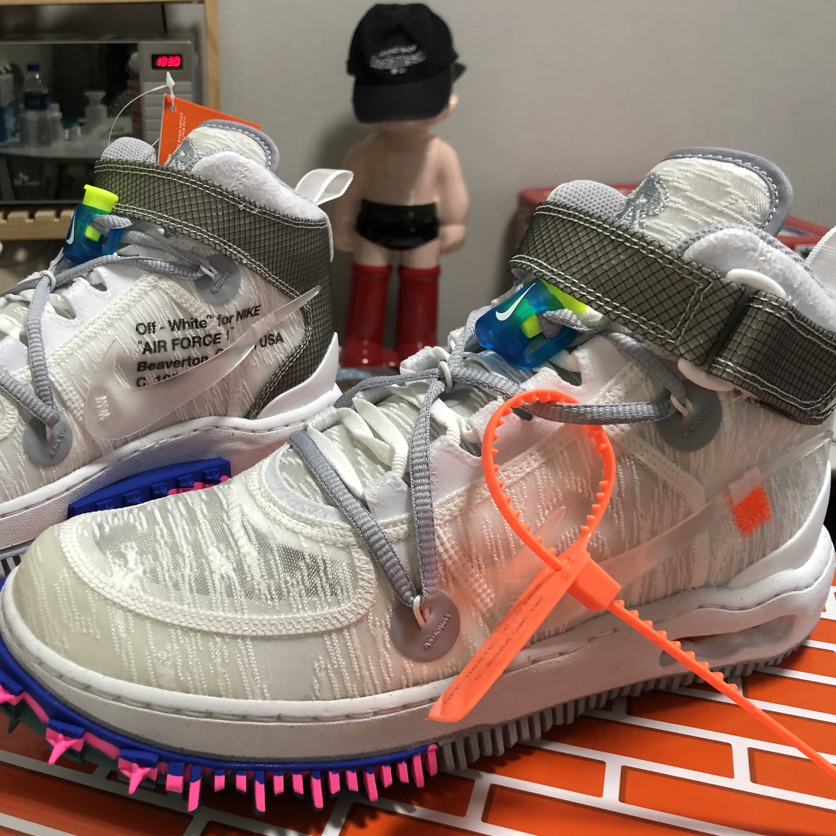 Nike x Off-White Air Force 1 Mid SP White 착용 스타일