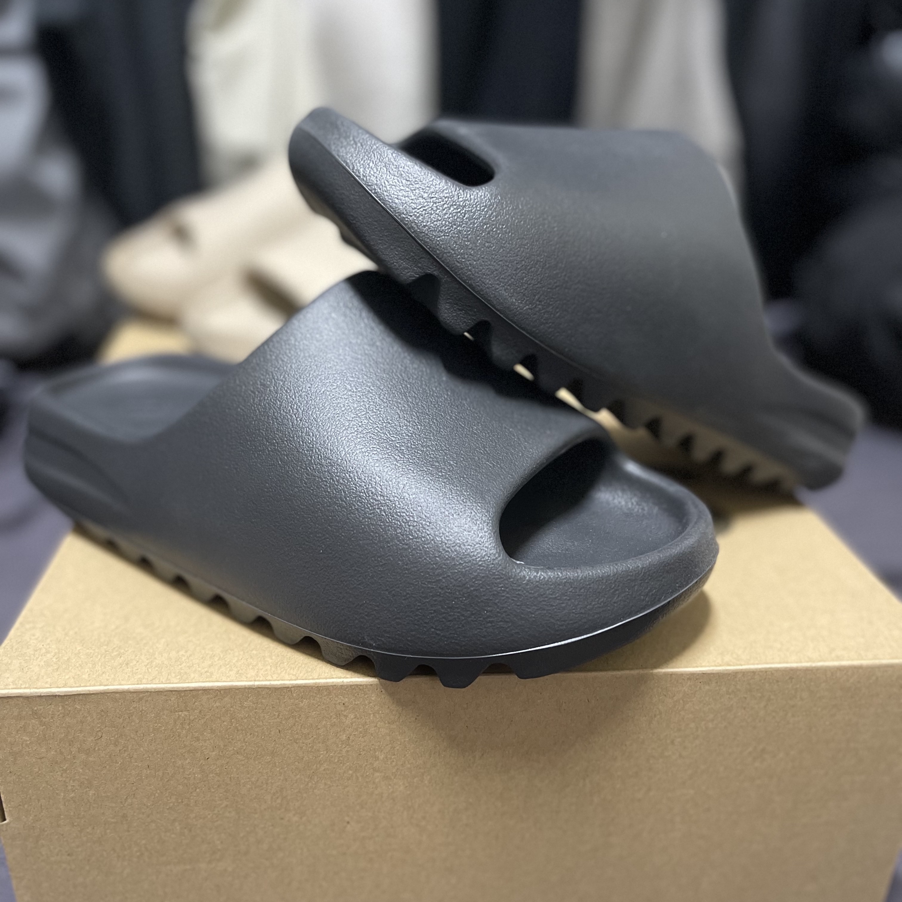 Adidas Yeezy Slide Pure - Re-Release Ver., Adidas Yeezy Slide Onyx 착용 스타일