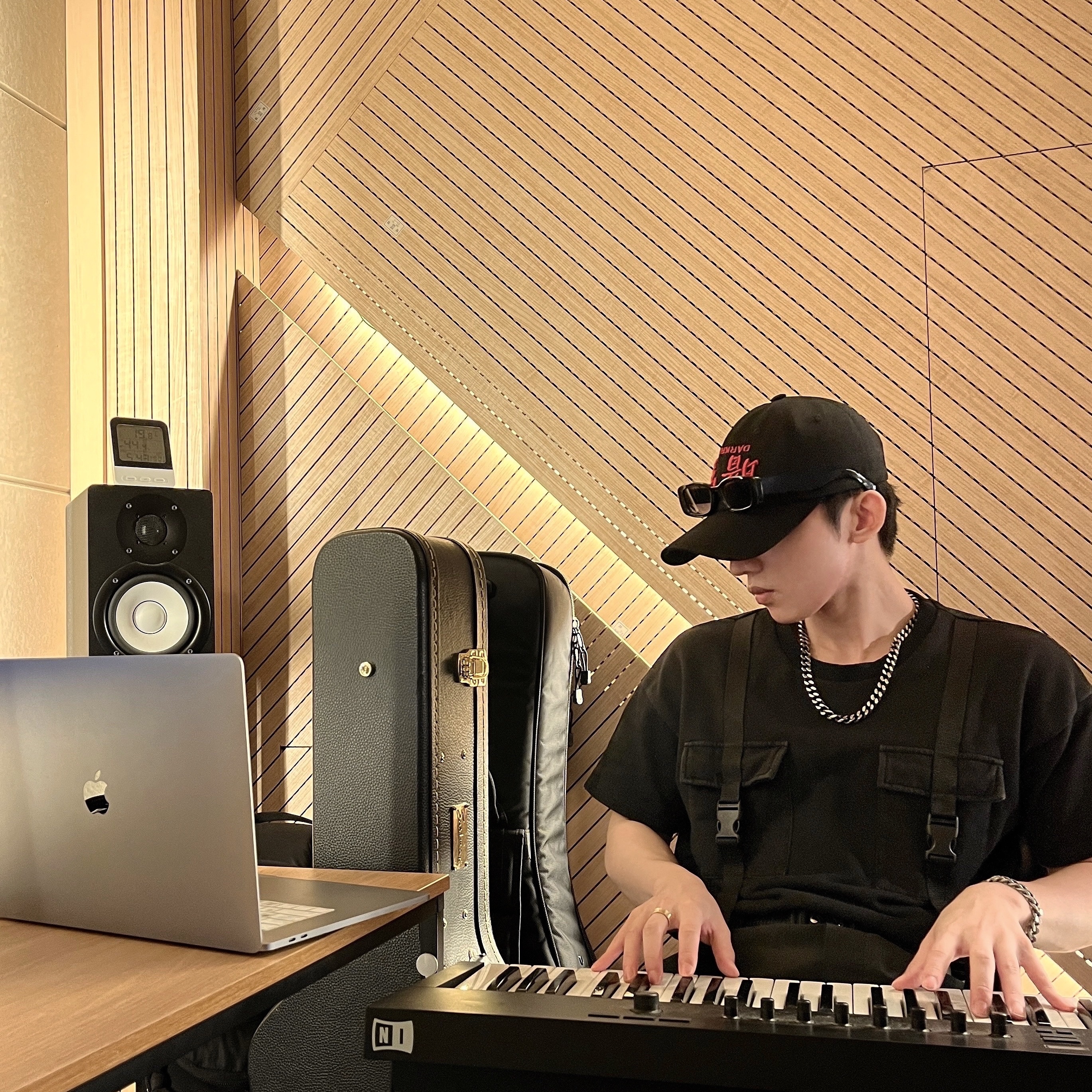 Darkr8m Studio Upside Down Red Logo Cap 착용 스타일 - 3