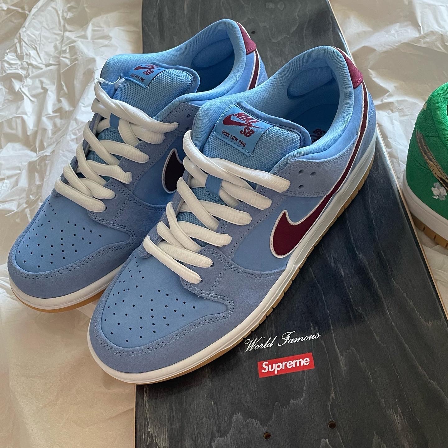 Nike SB Dunk Low Pro Shamrock, Nike SB Dunk Low Premium Valor Blue and Team Maroon 착용 스타일 - 1