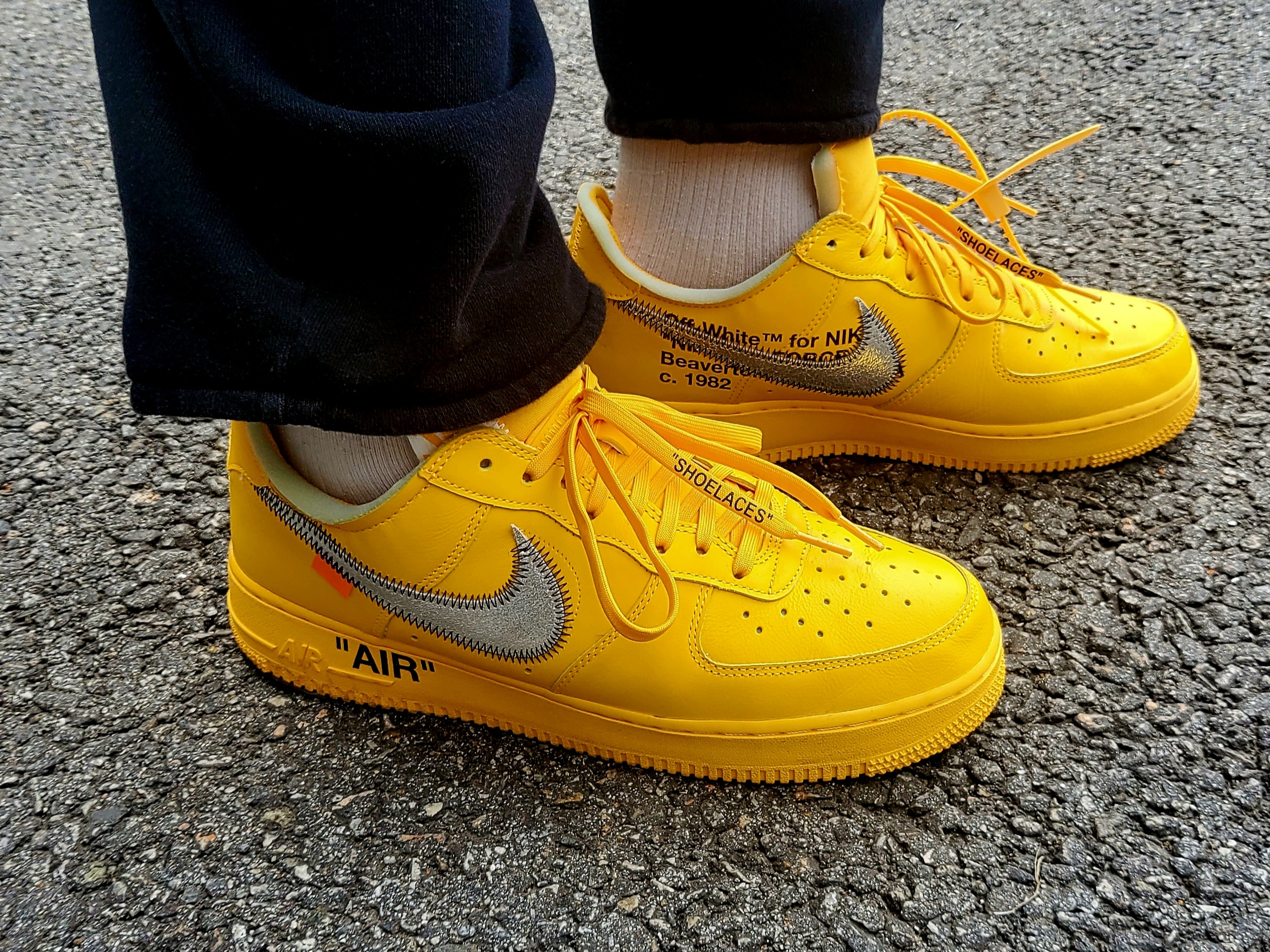 Nike x Off-White Air Force 1 '07 University Gold 착용 스타일 - 2