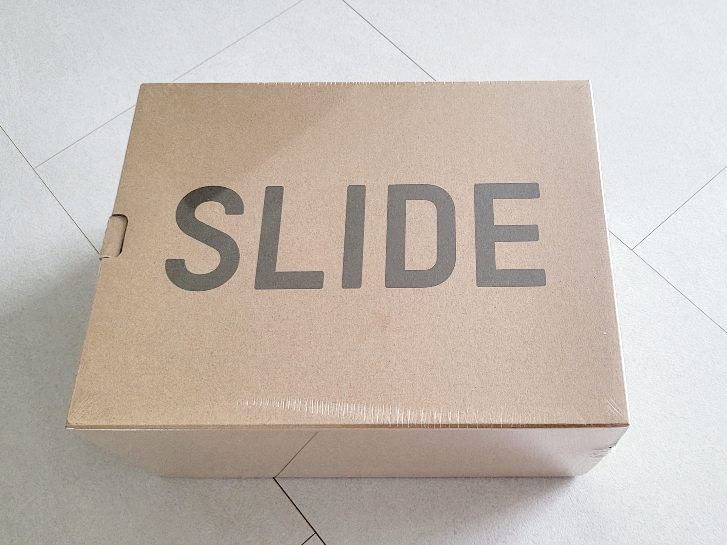 Adidas Yeezy Slide Onyx 착용 스타일