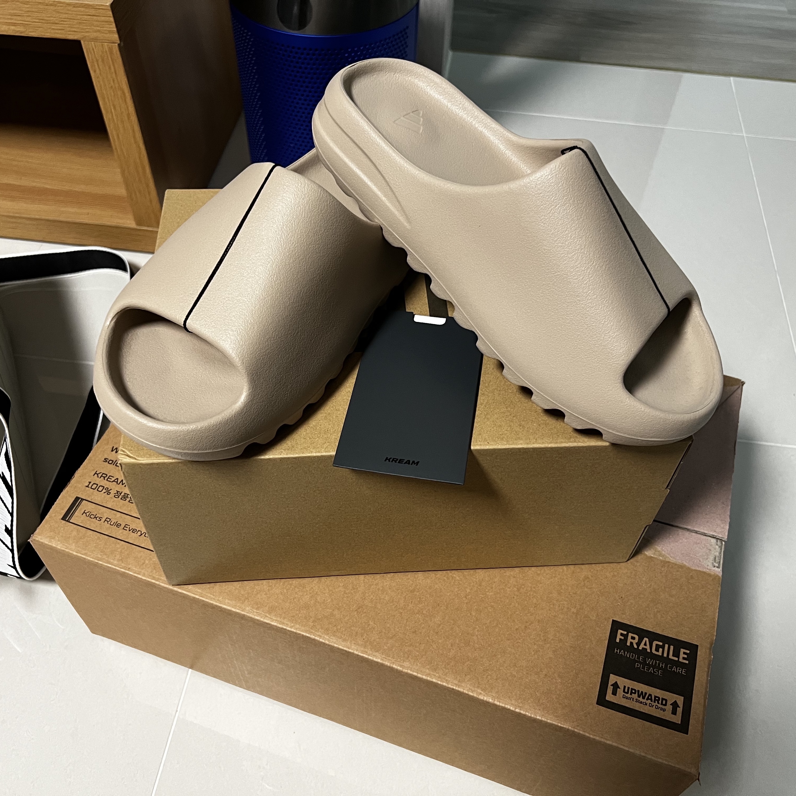 Adidas Yeezy Slide Pure - Re-Release Ver. 착용 스타일 - 4