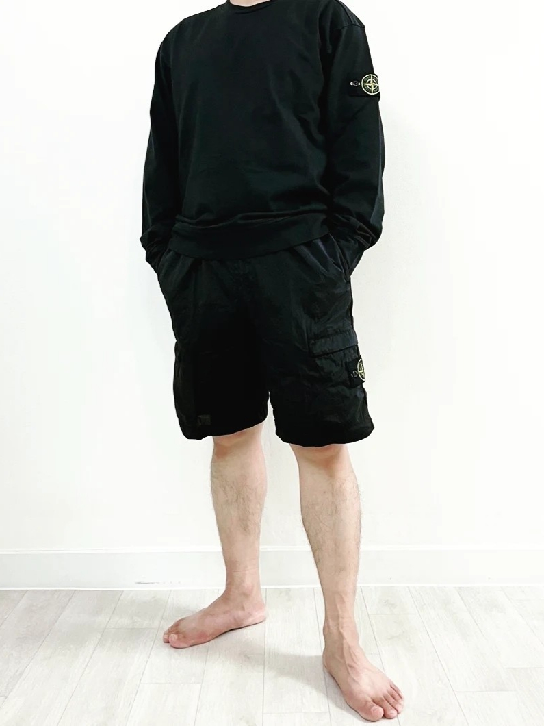 Stone Island 63750 Garment Dyed Heavy Cotton Long Sleeve T-Shirt Black - 22SS, Stone Island L1721 Nylon Metal Garment Dyed Bermuda Shorts Black - 22SS 착용 스타일 - 2