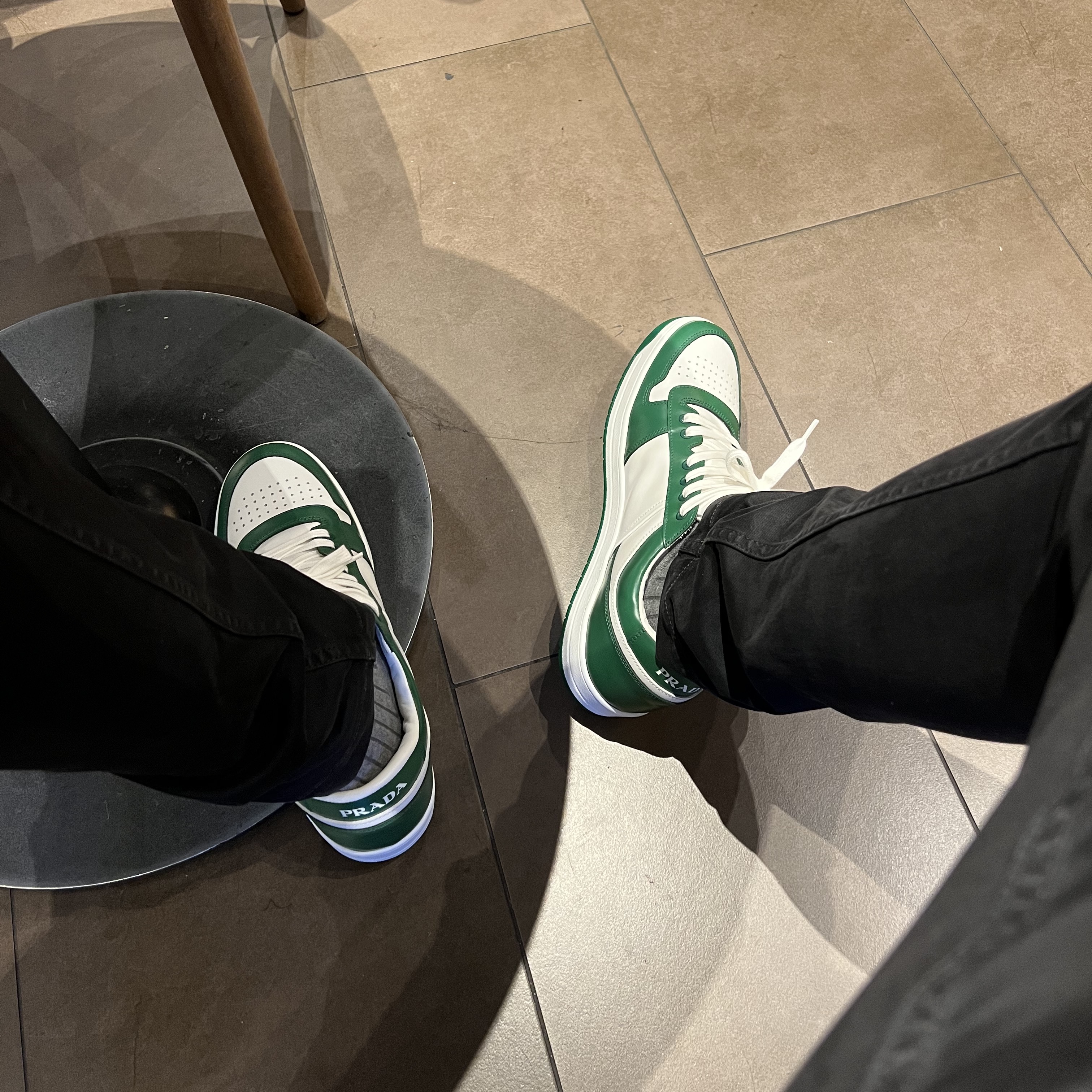 Prada Downtown Leather Sneakers White Mango 착용 스타일 - 1