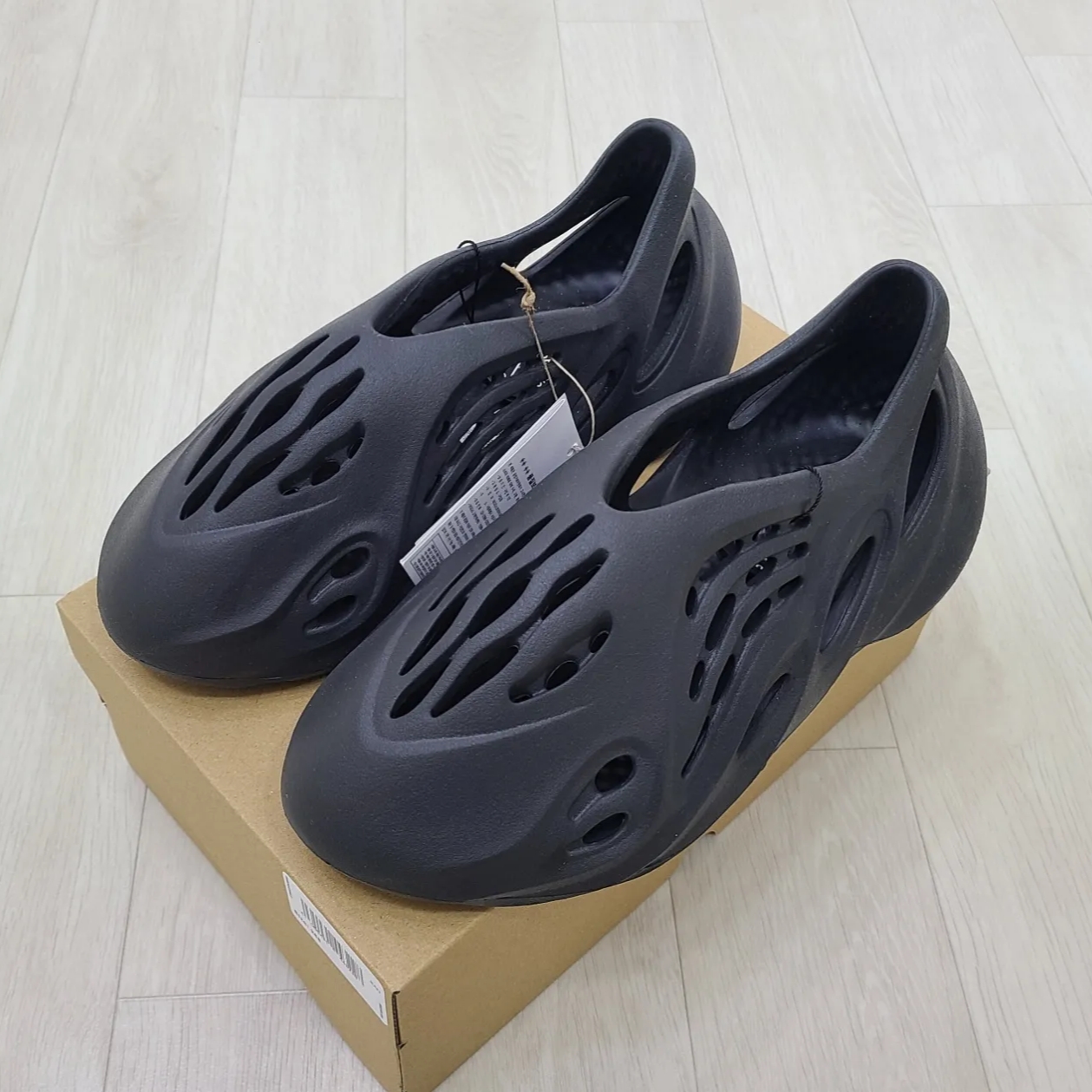 Adidas Yeezy Foam RNNR Onyx 착용 스타일 - 2