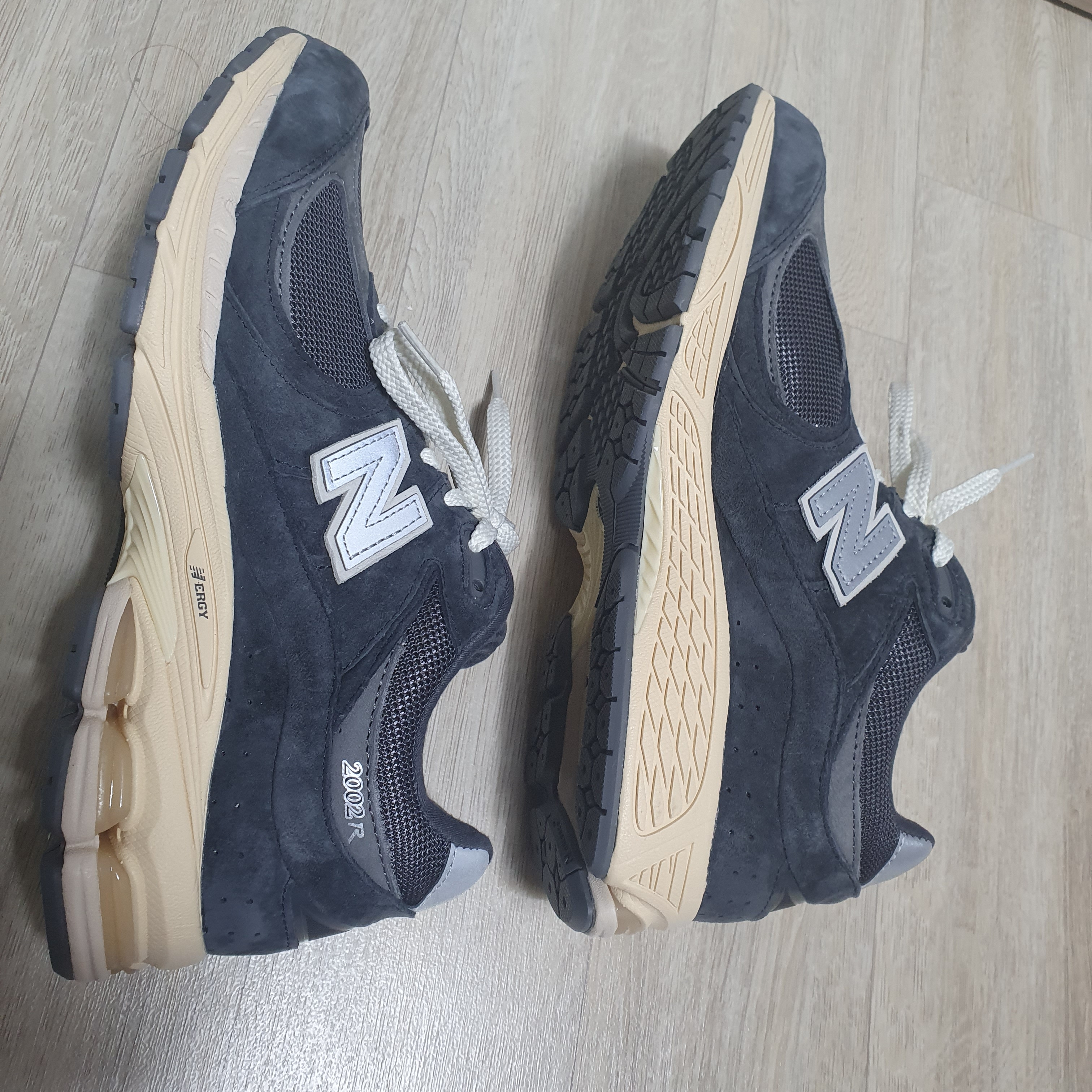 New Balance 2002R Special Vintage Black Grey 착용 스타일 - 2